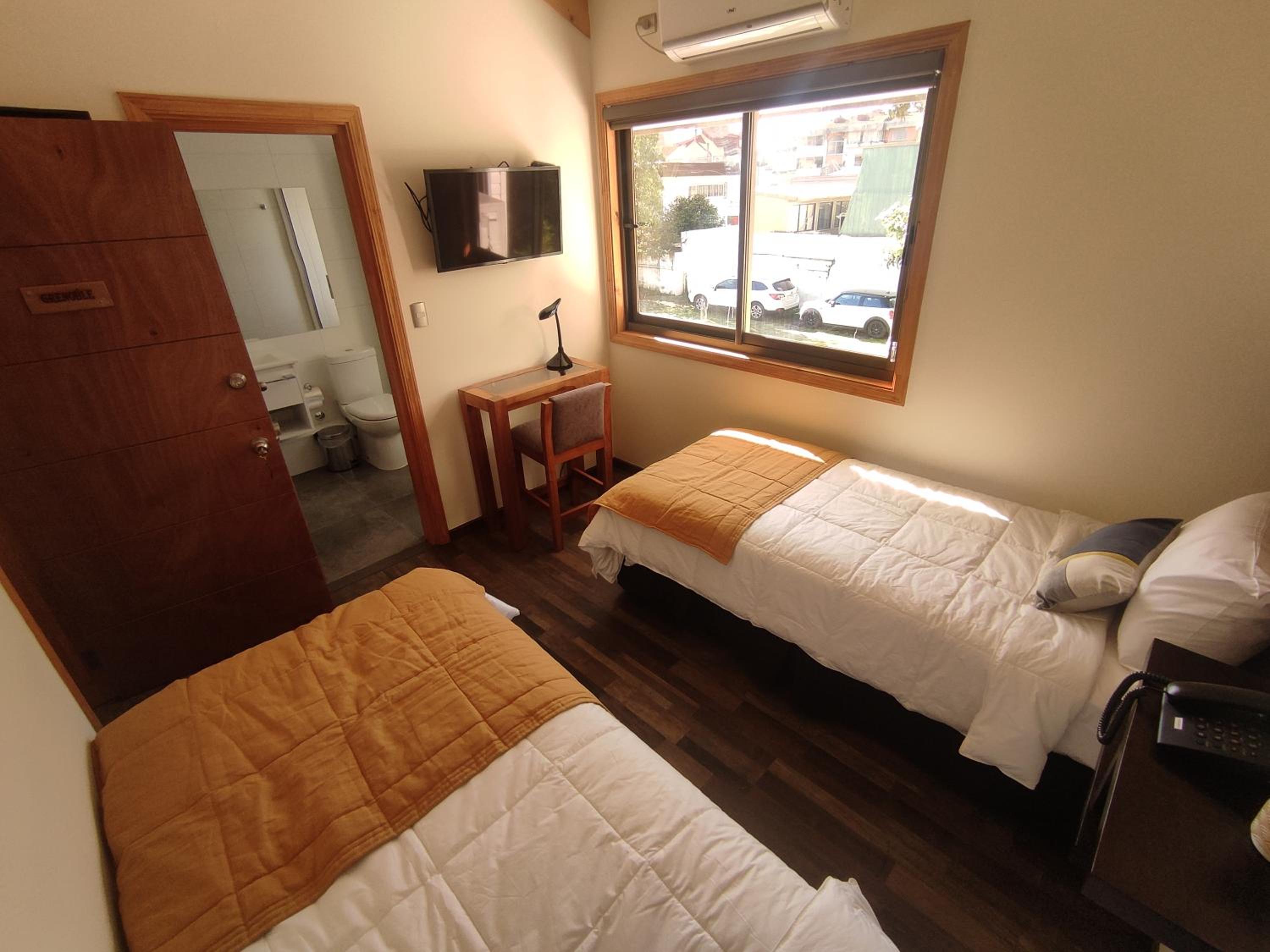 Twin Room with Private Bathroom photo 1
