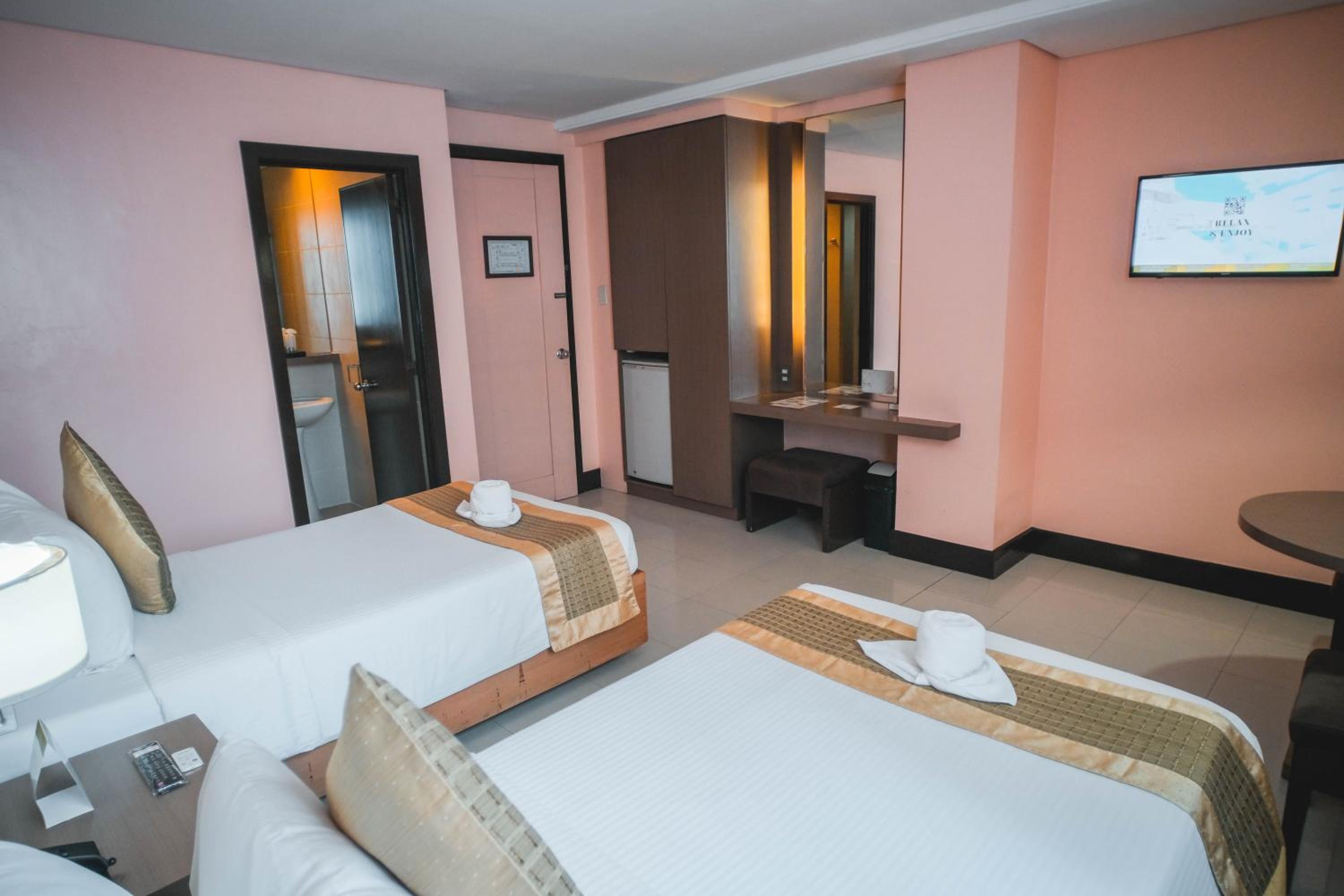 Majestic Twin Room - Photo 4