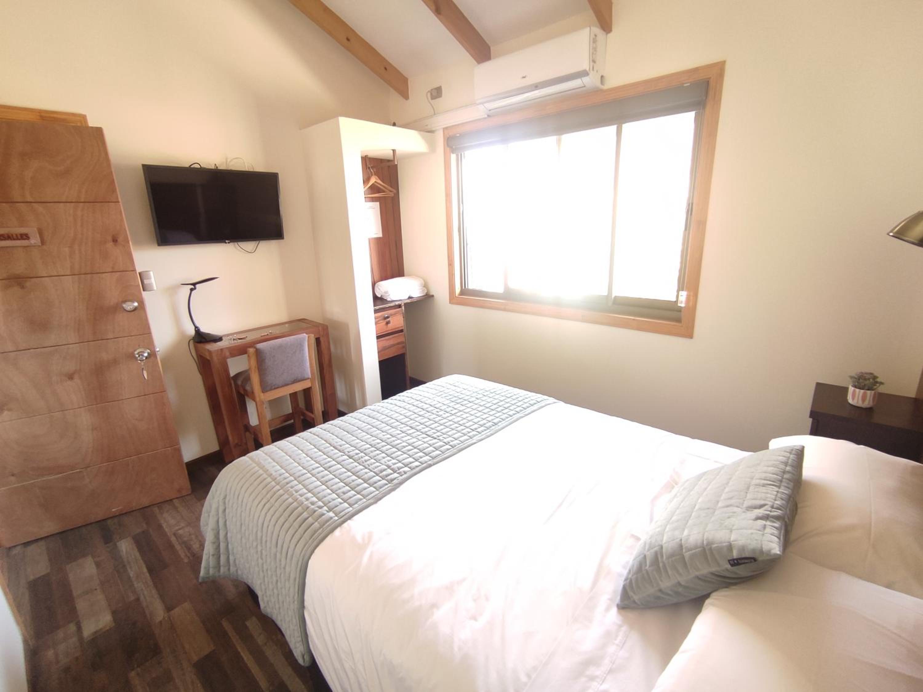 Single Room with Private Bathroom photo 2