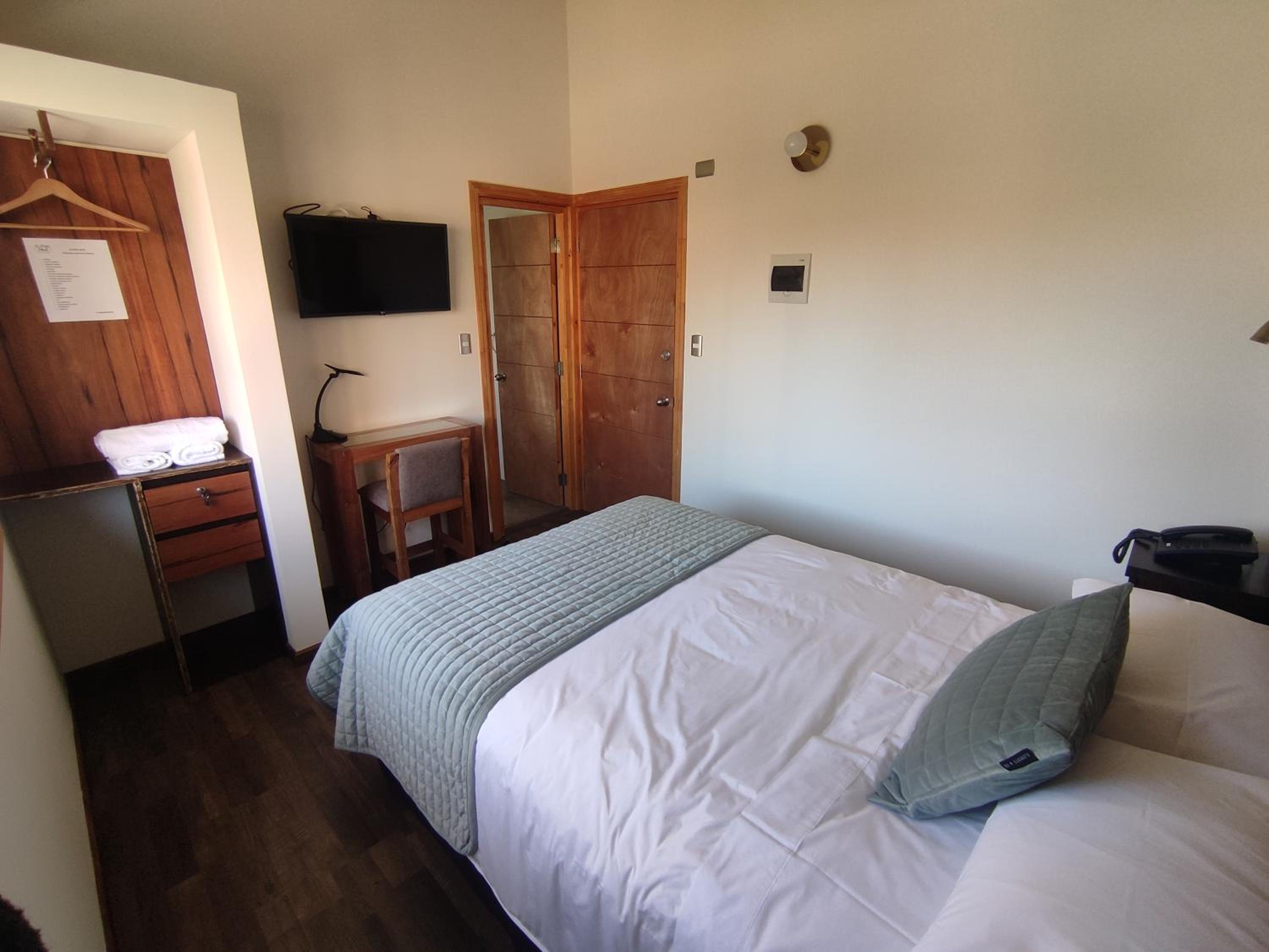 Single Room with Private Bathroom photo 3