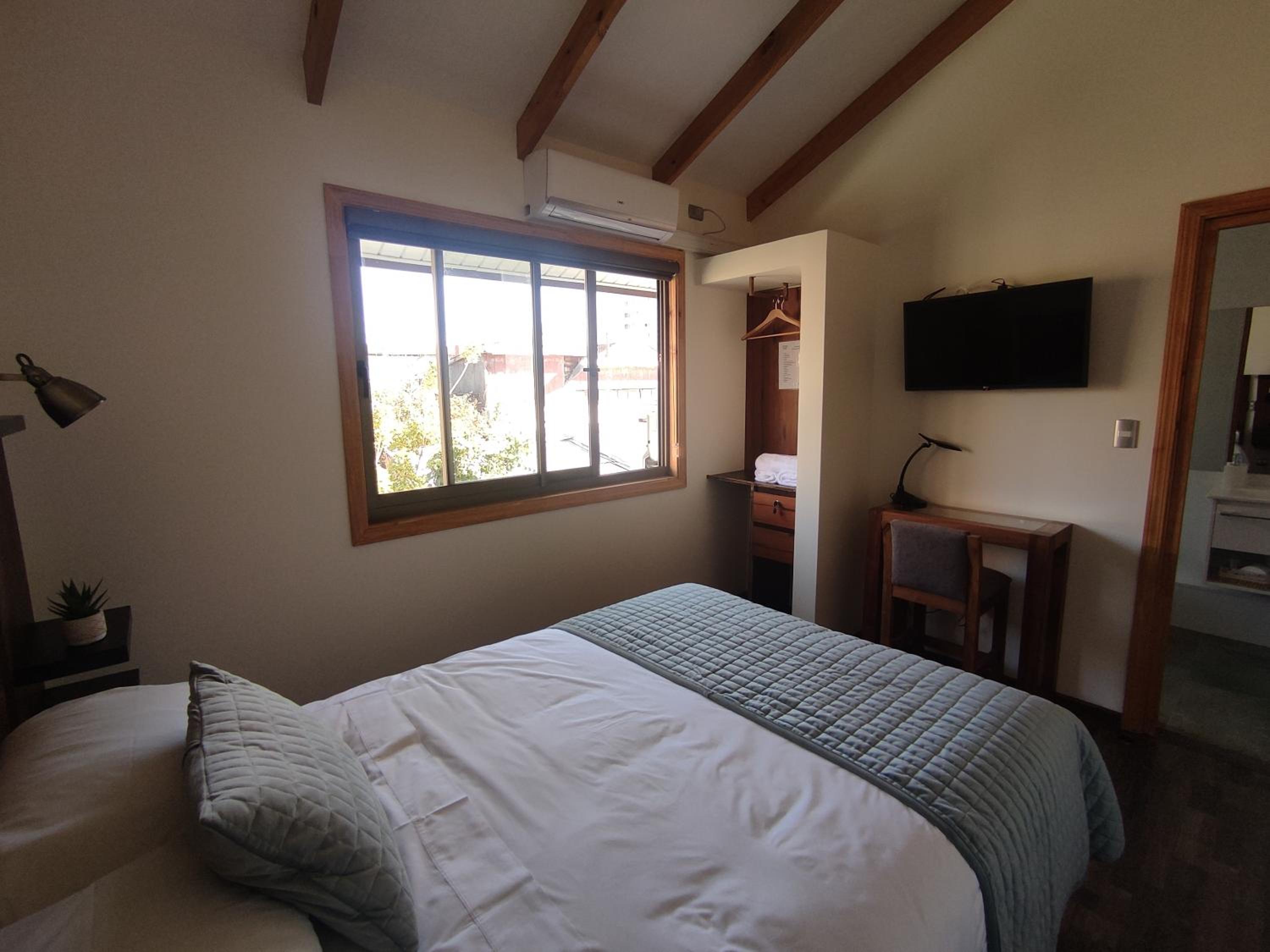 Single Room with Private Bathroom photo 2