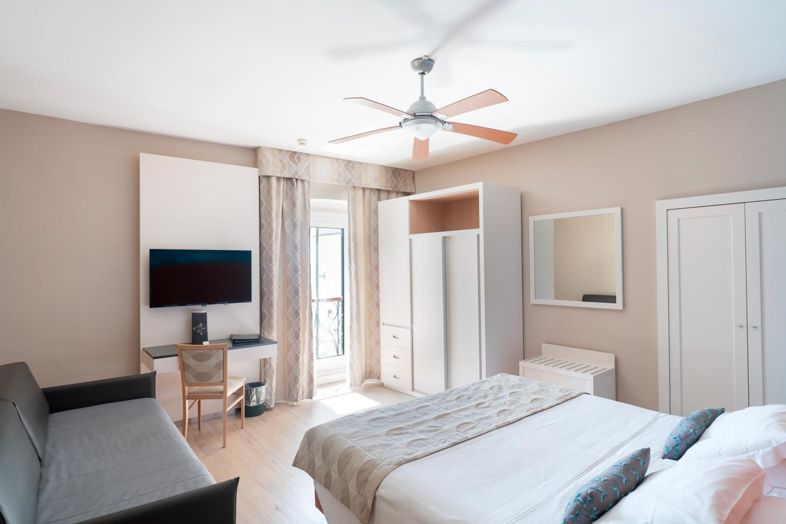 Double or Twin Room with Sea View