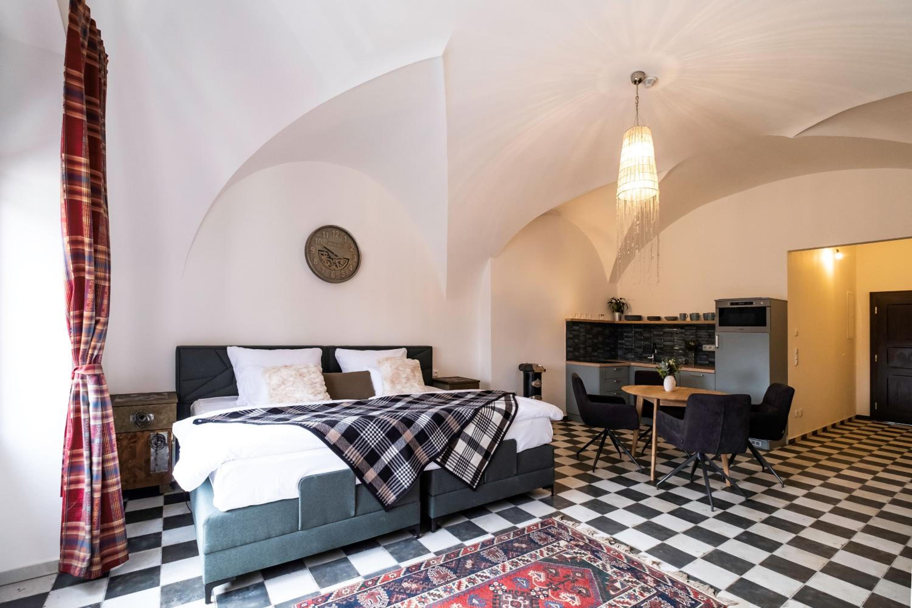 Studio Apartment with King Bed - Photo 14
