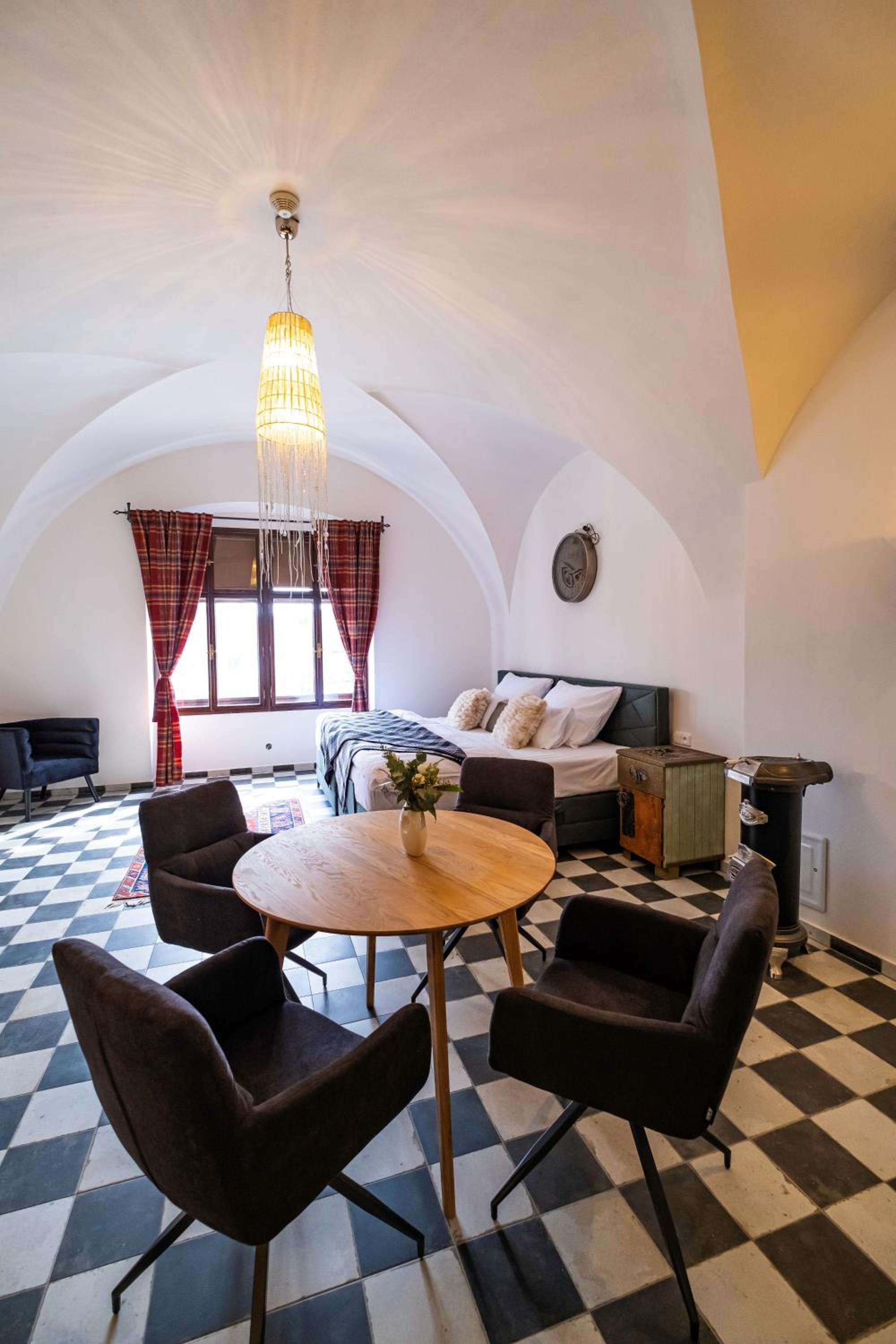 Studio Apartment with King Bed - Photo 2