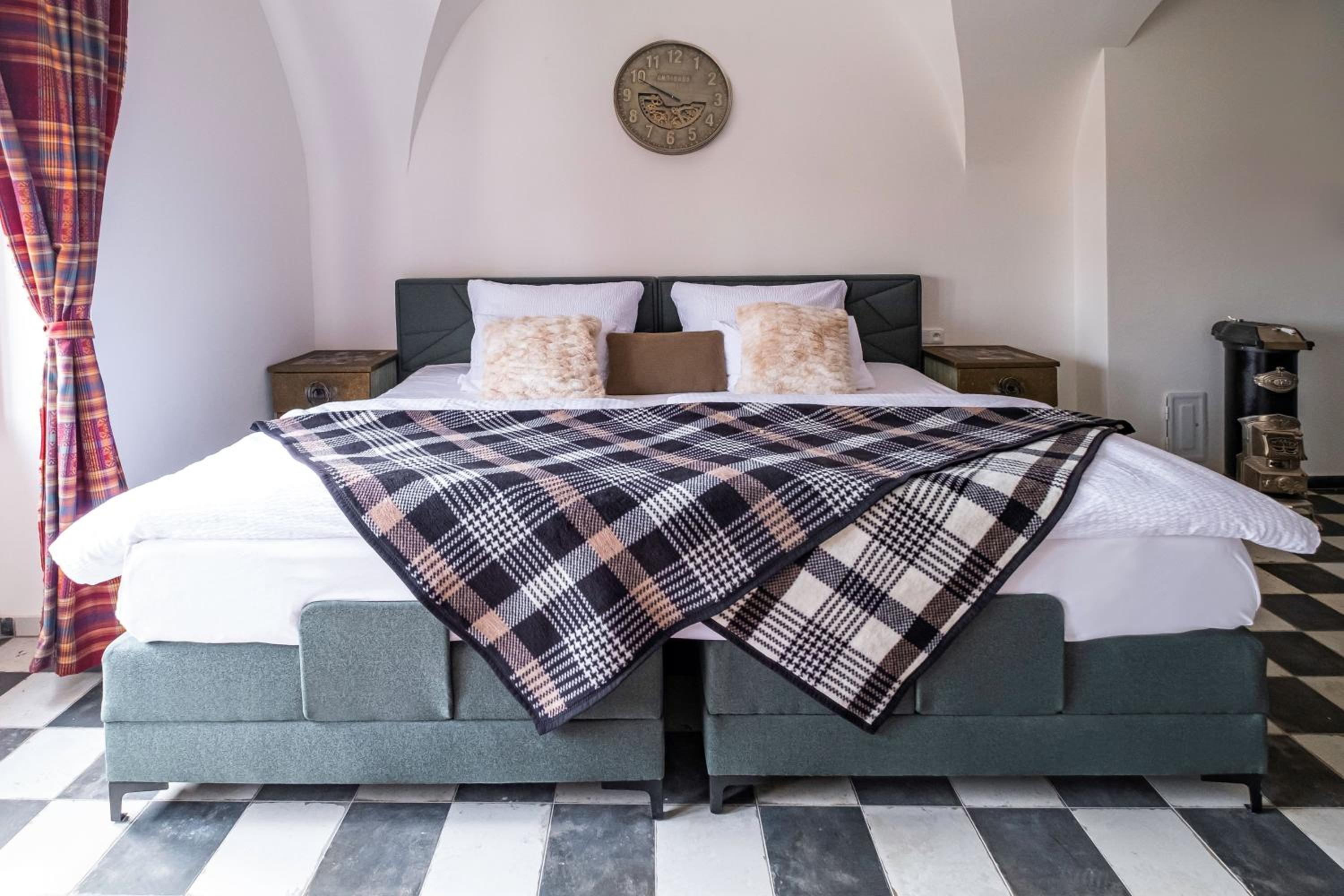 Studio Apartment with King Bed - Photo 1
