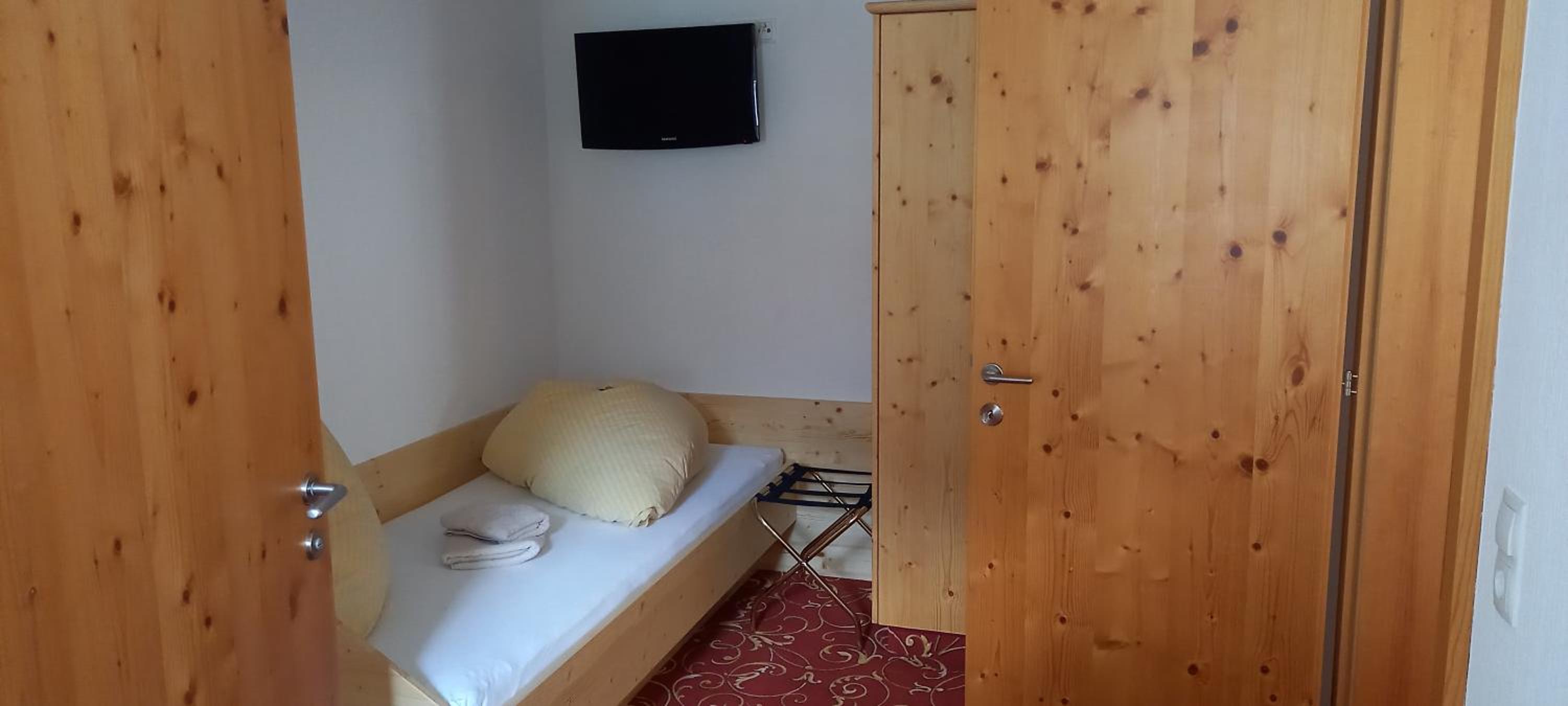 Quadruple Room with Private Bathroom photo 2
