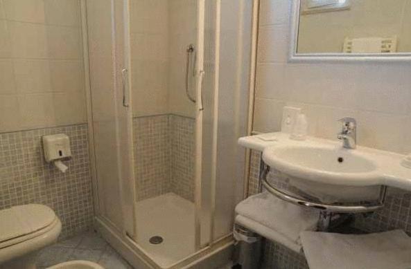 Double Room - Photo 7