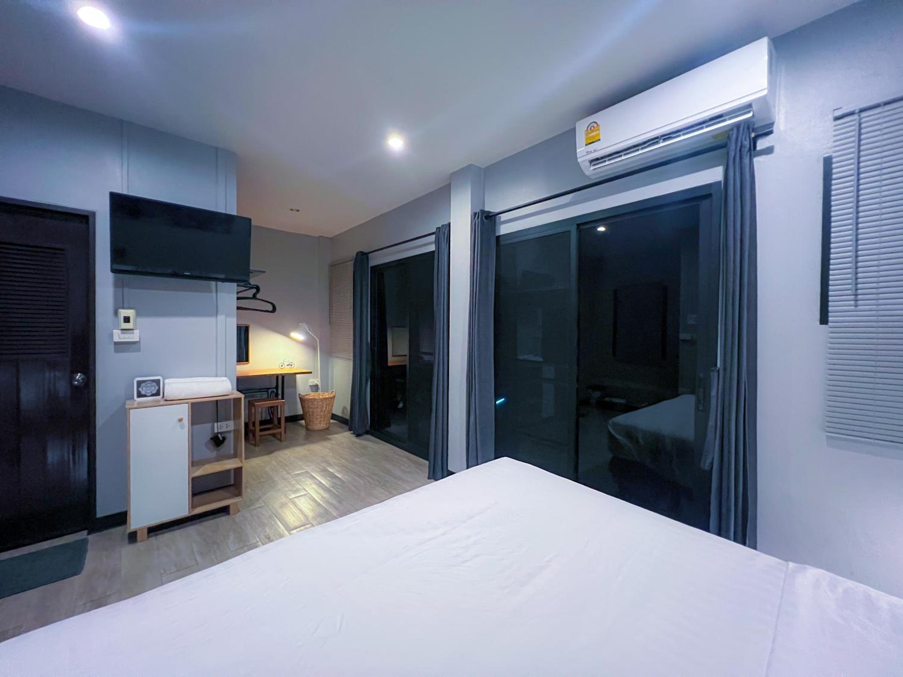 Double Room with Balcony - Photo 14