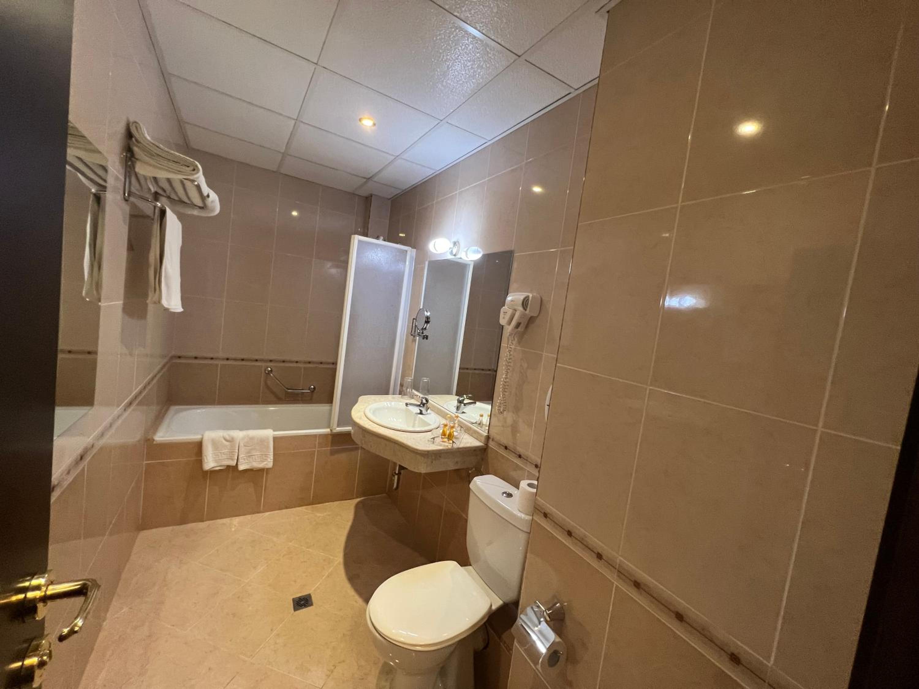 Single Room with Bath photo 2
