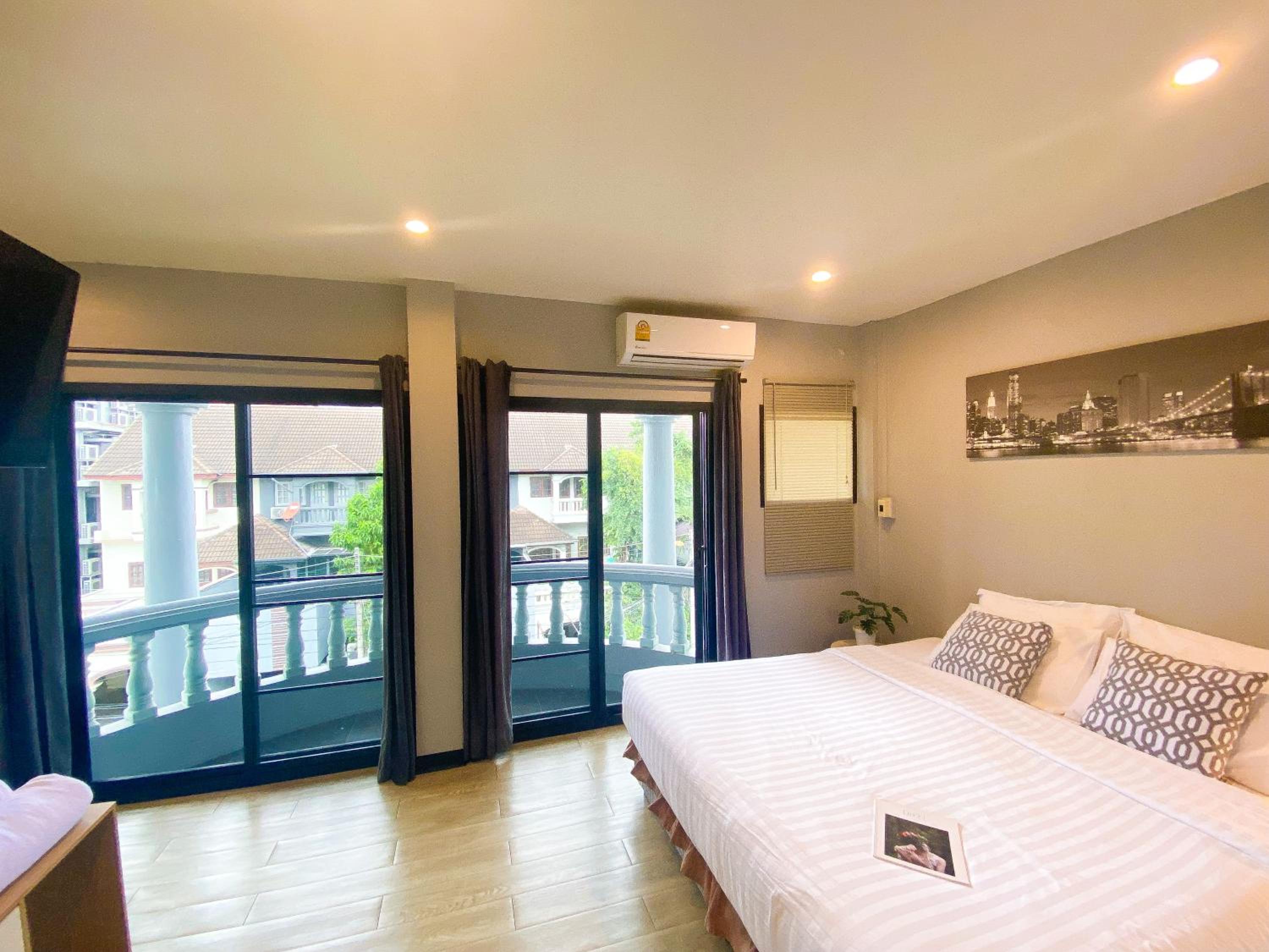 Double Room with Balcony - Photo 10