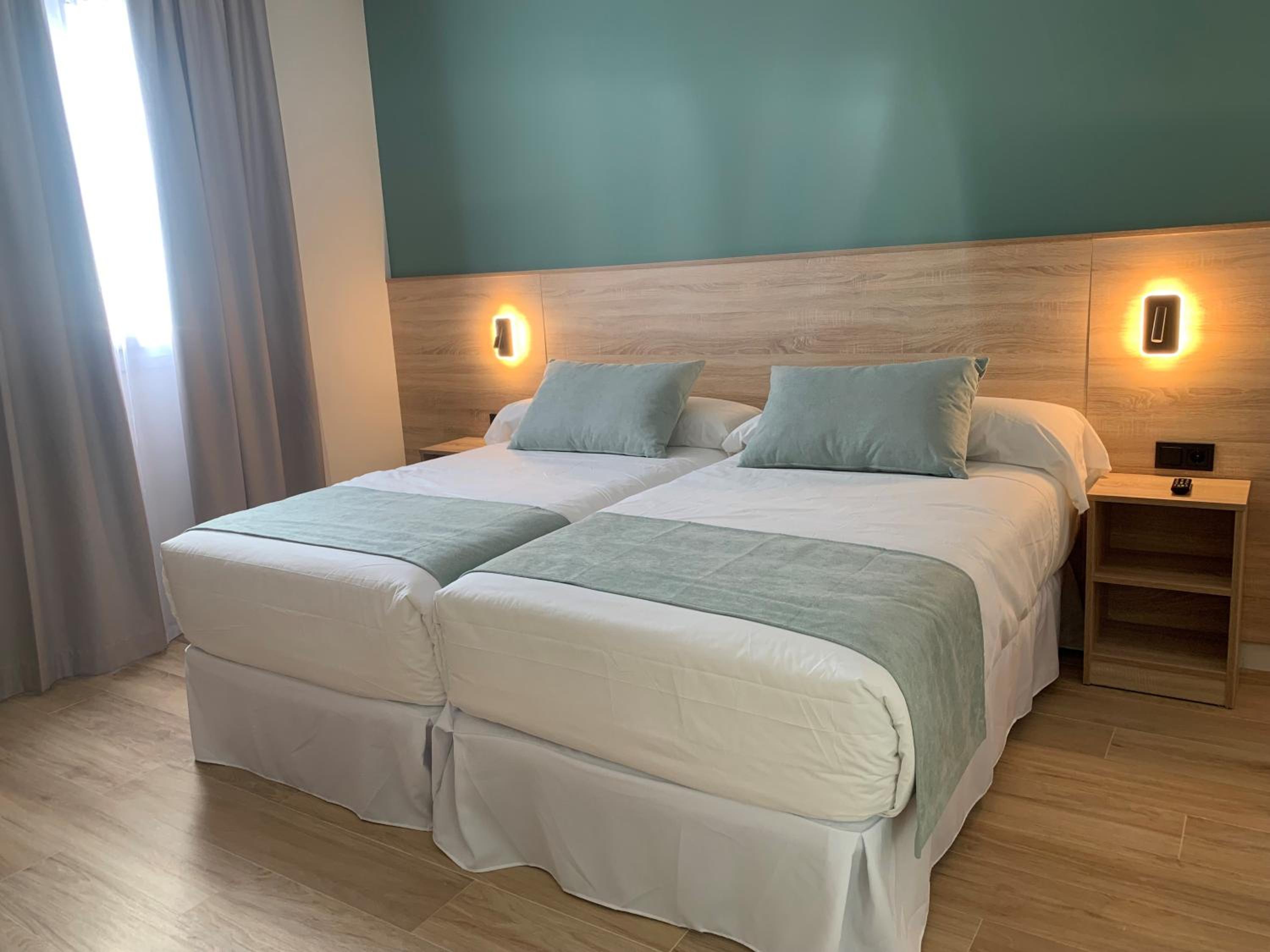 Standard Double or Twin Room - Photo 5