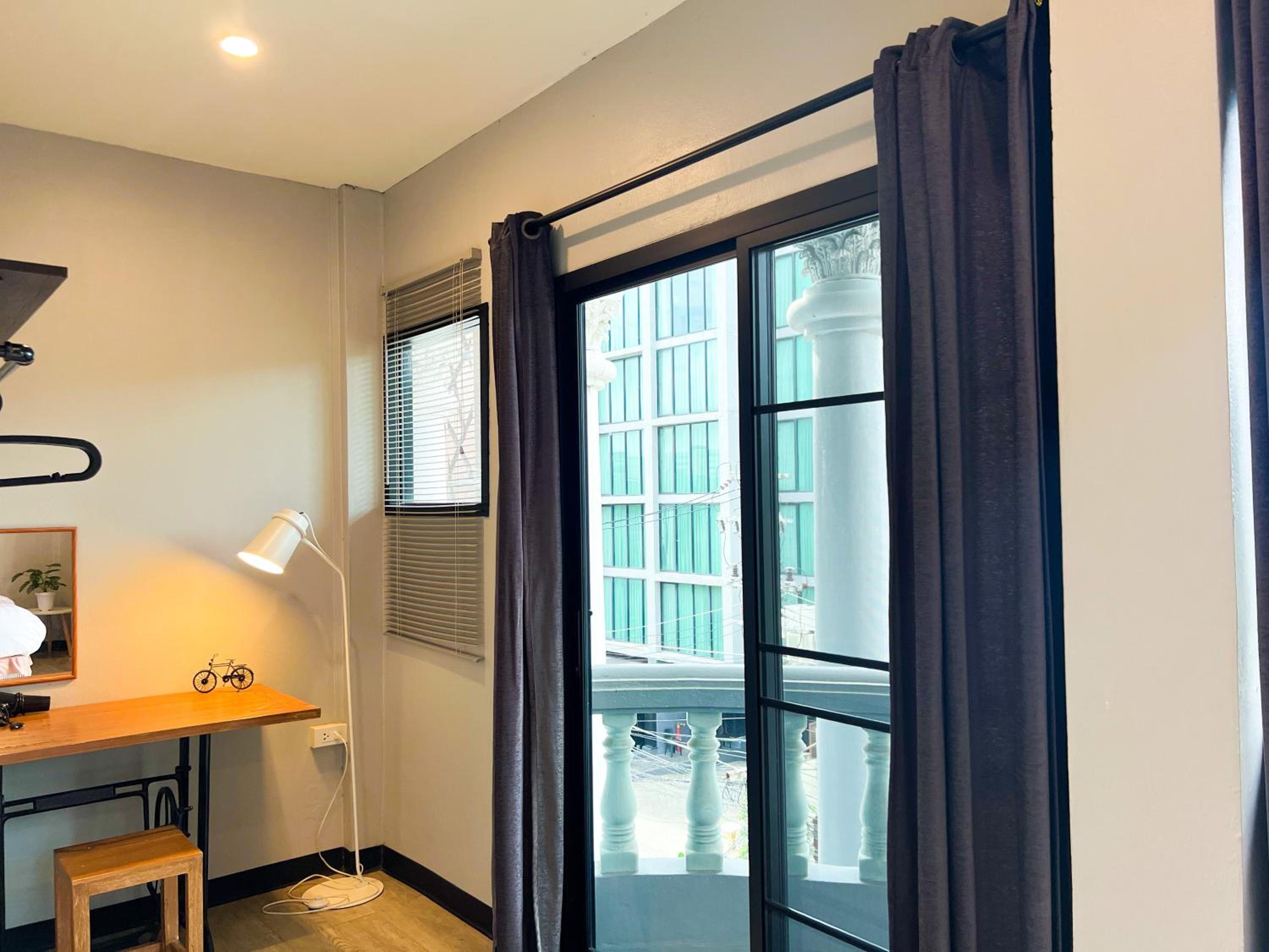 Double Room with Balcony - Photo 8