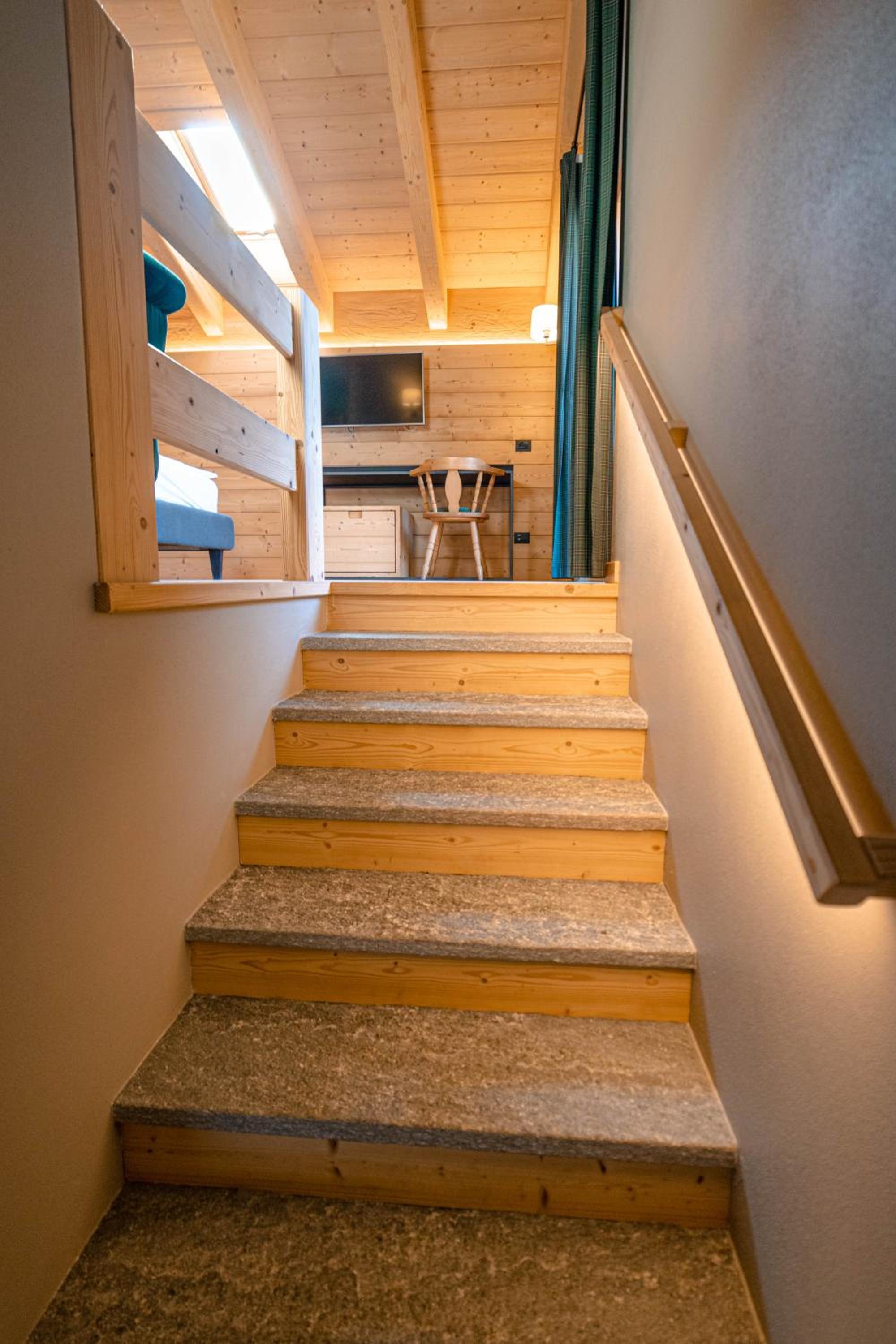 Deluxe Double Room with Balcony - Photo 9