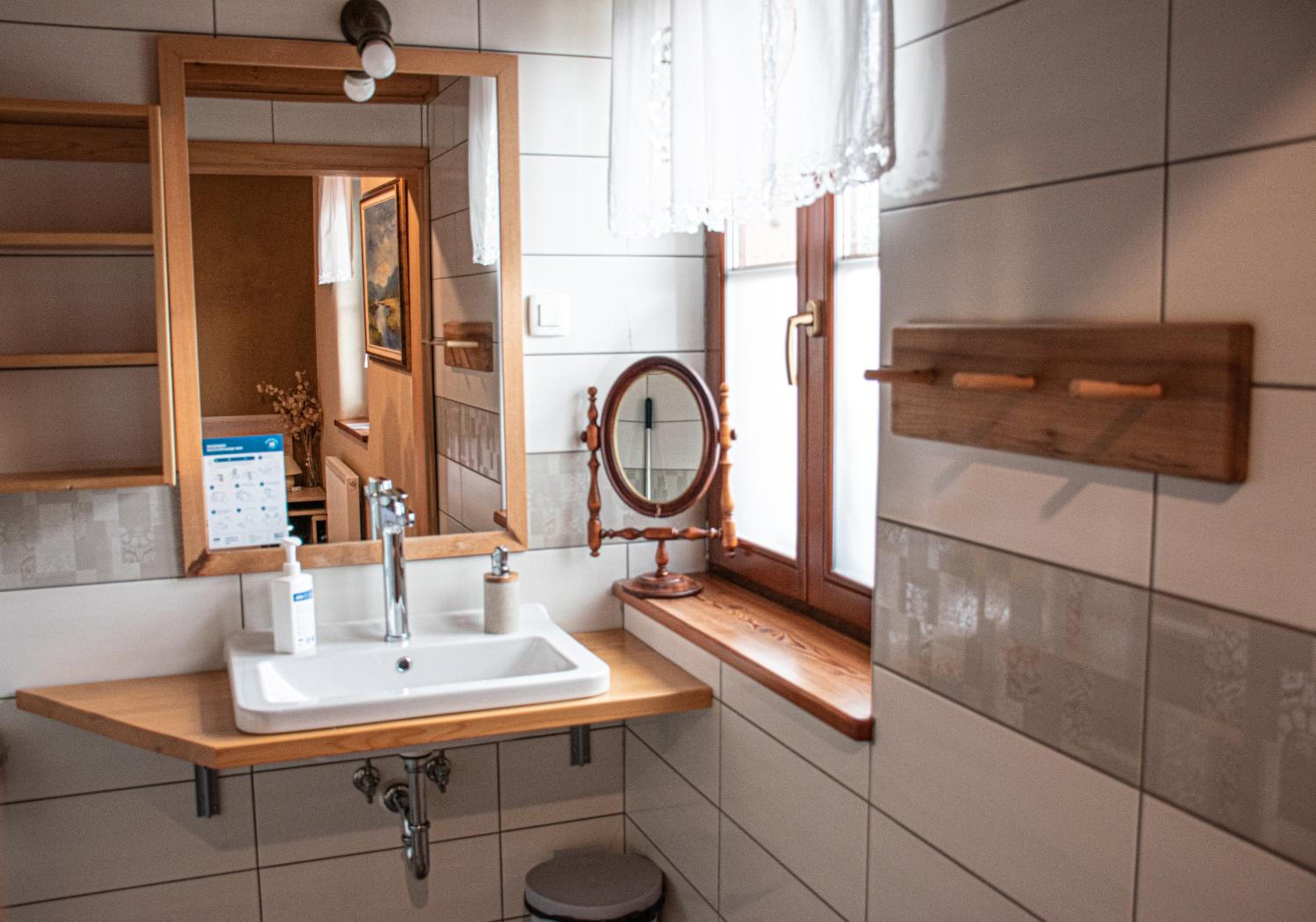 Double Room with Private Bathroom - Photo 12