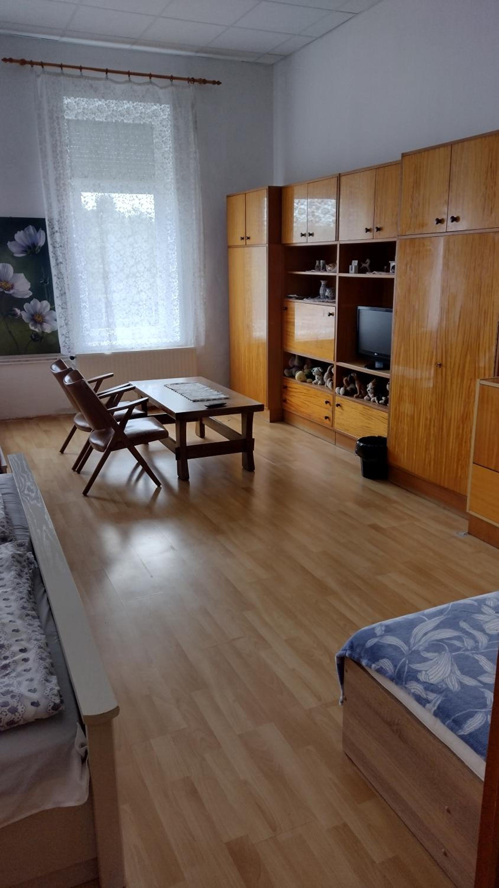 Two-Bedroom House - Photo 2