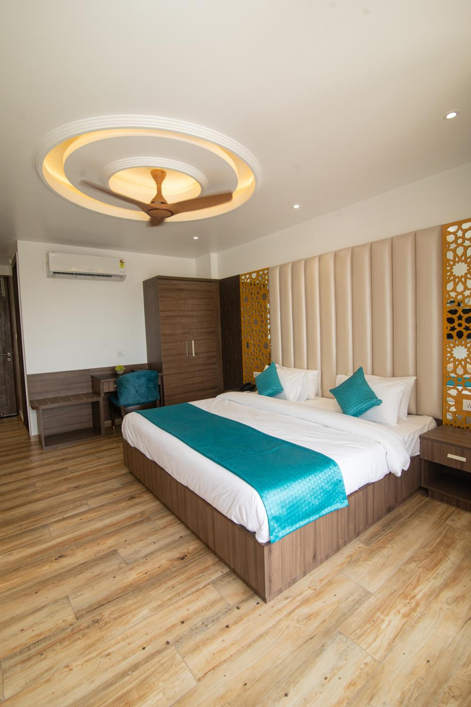 Deluxe Double or Twin Room with Mountain View - Photo 12