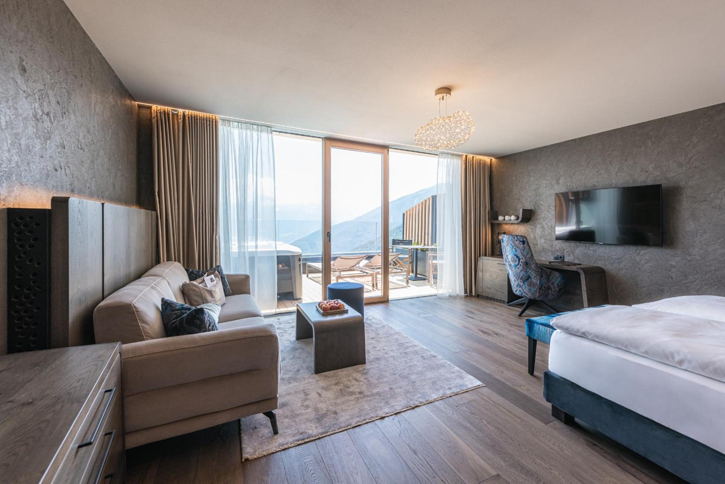 Deluxe Suite with Spa Bath - Photo 2