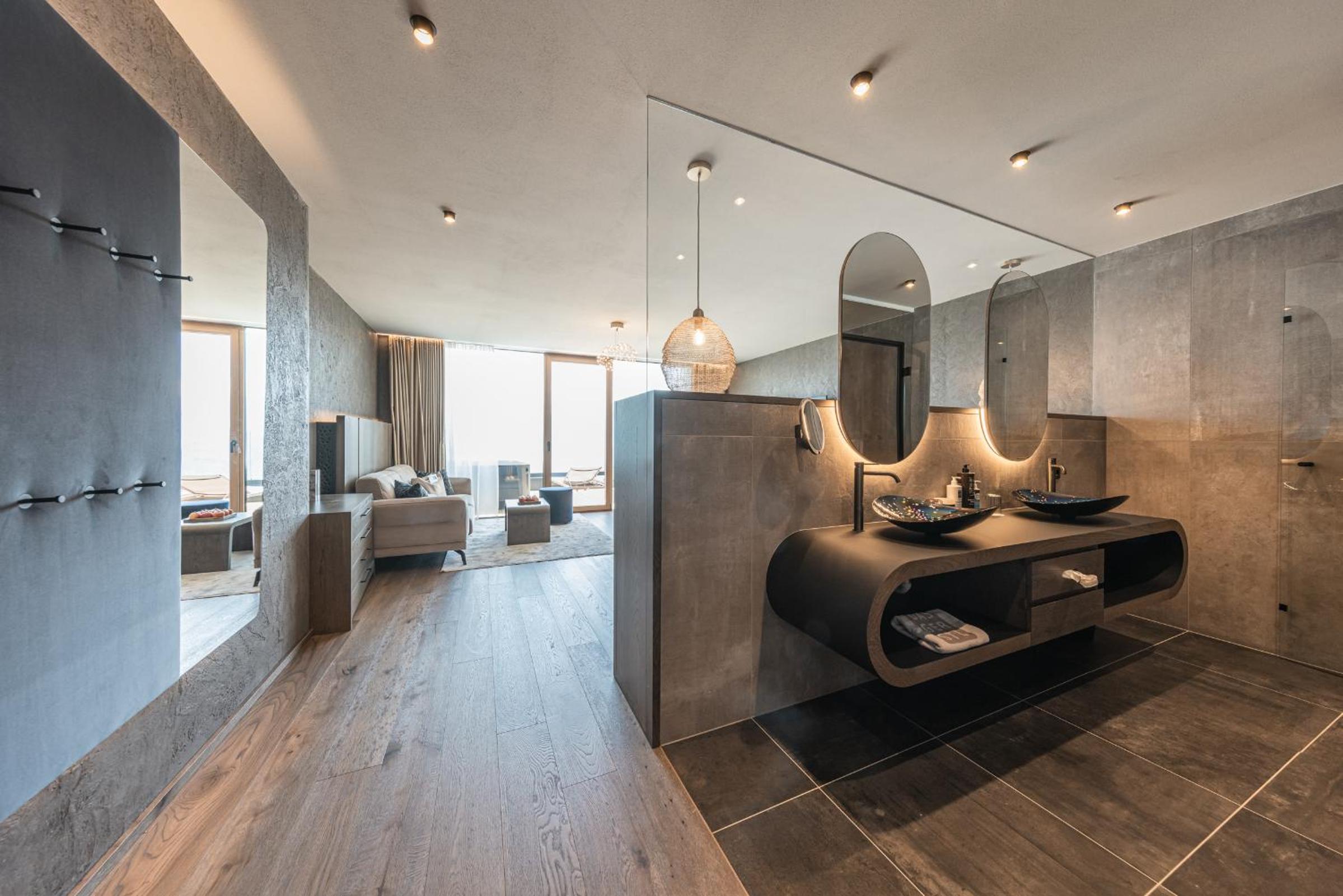 Deluxe Suite with Spa Bath - Photo 3