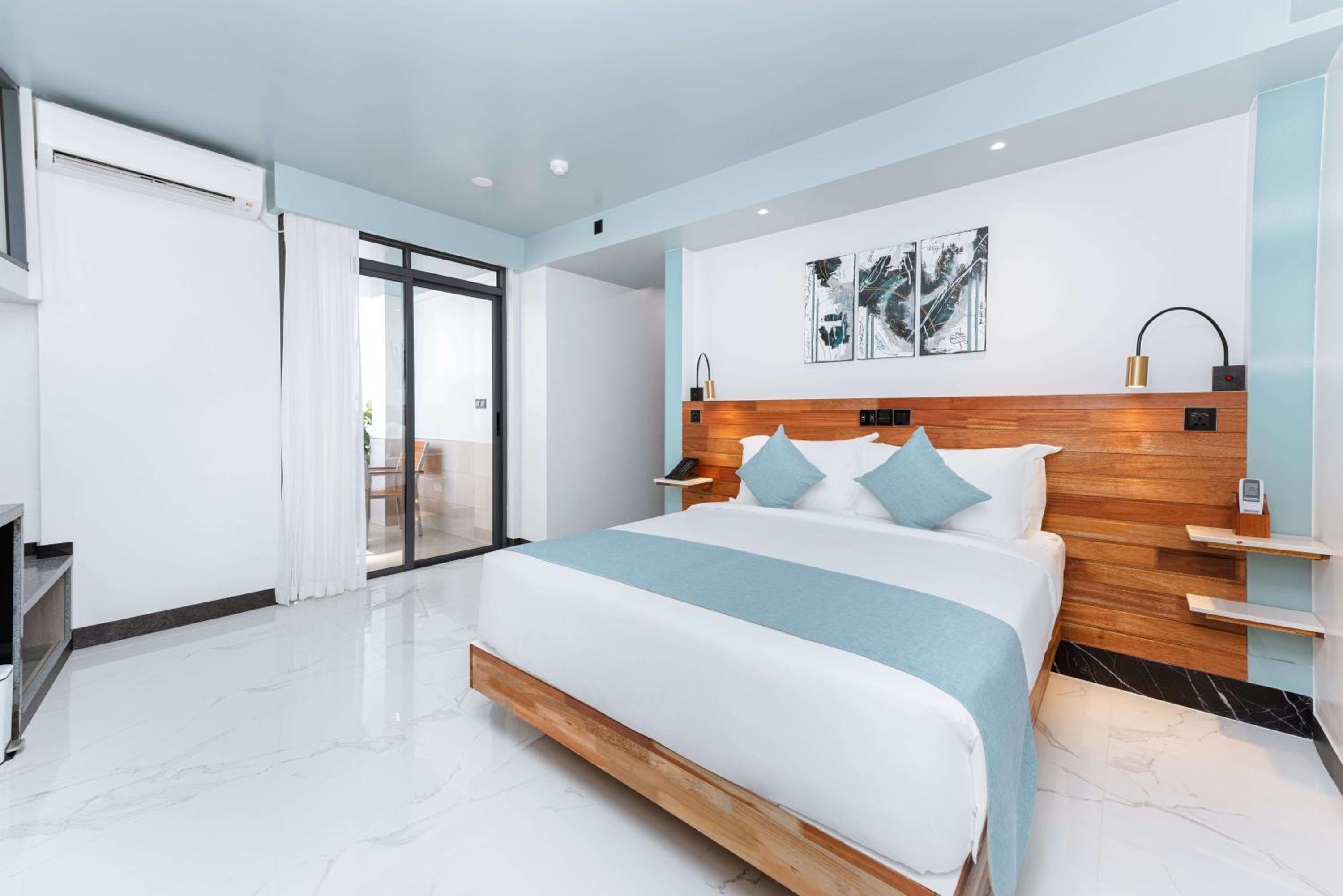 Deluxe Double Room with Balcony (Free Return Airport Transport) photo 1