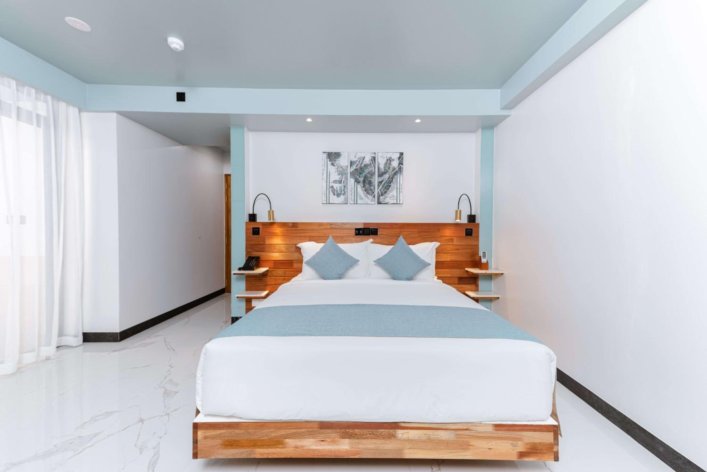Deluxe Double Room with Balcony (Free Return Airport Transport) photo 2