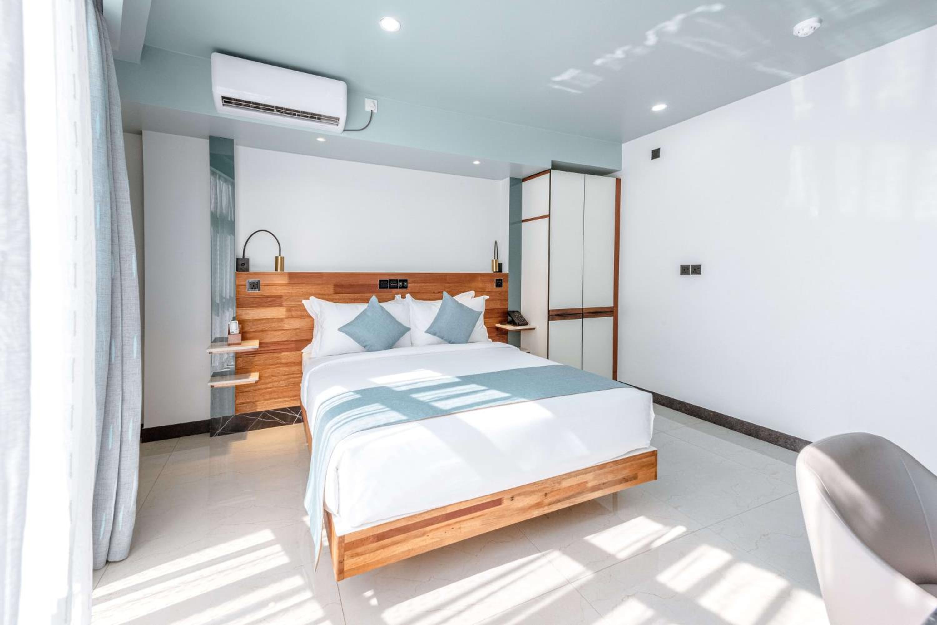 Deluxe Double Room (Free Return Airport Transport) photo 2