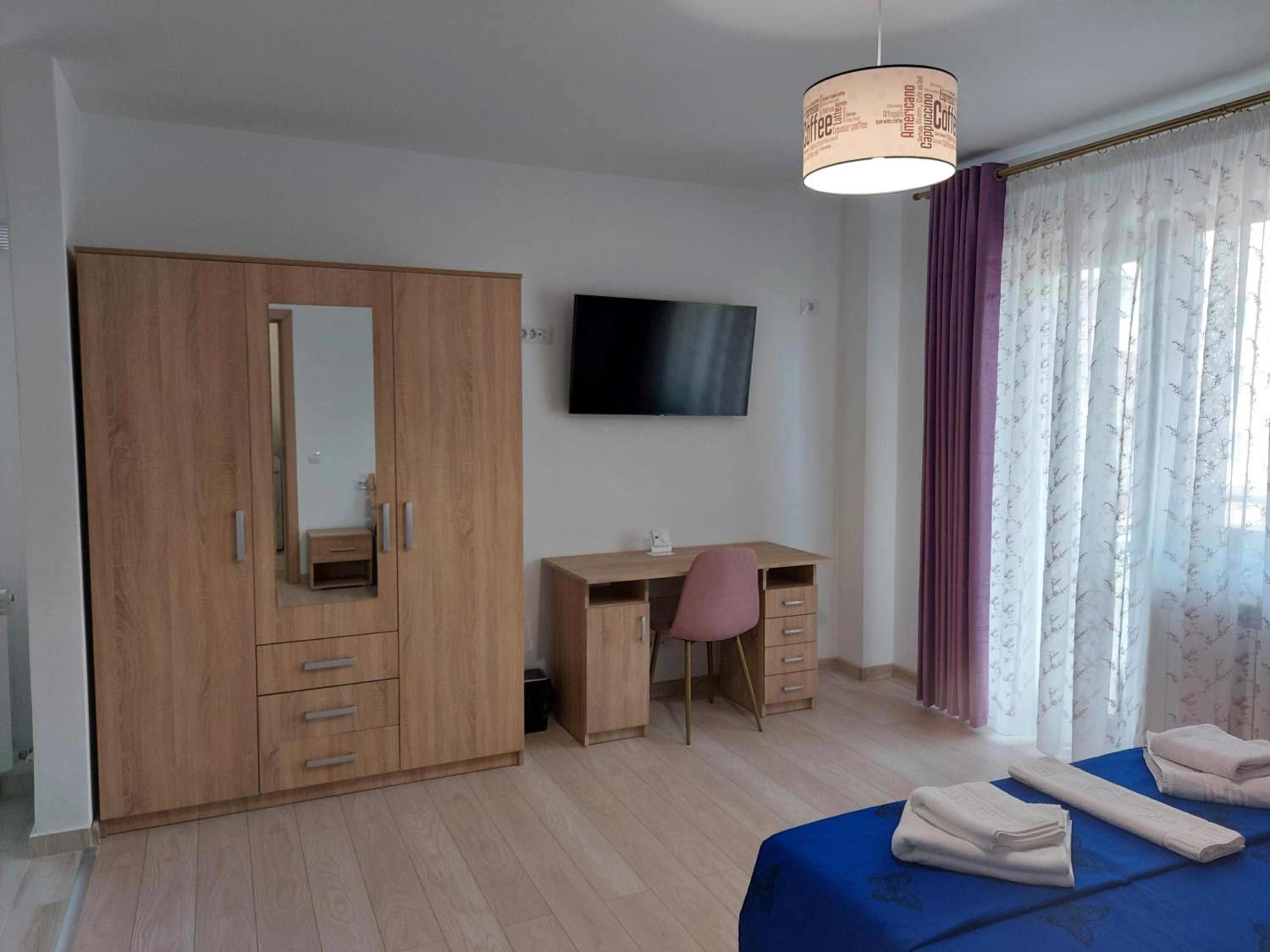 One-Bedroom Apartment - Photo 2