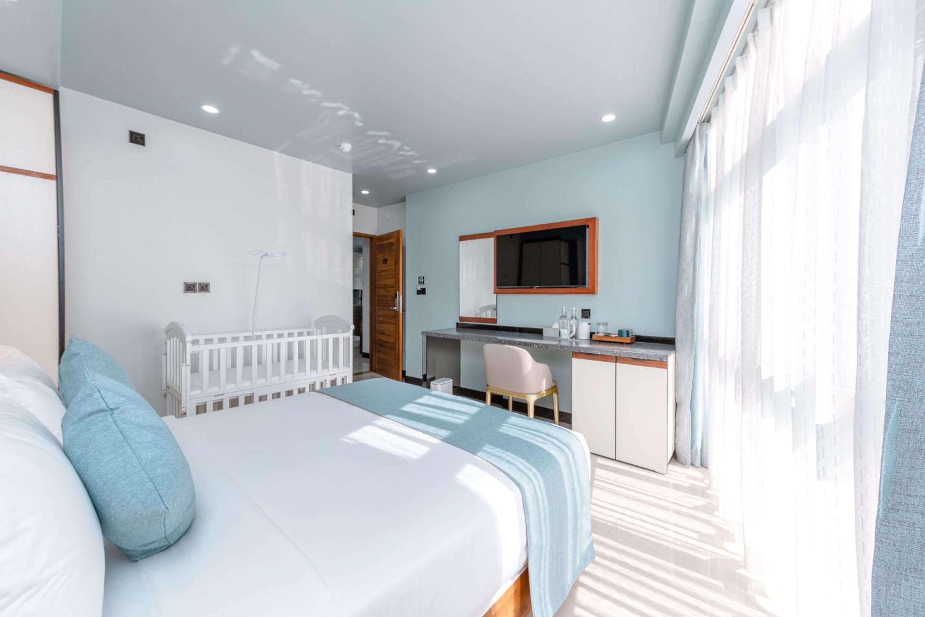 Two-Bedroom Suite with Partial Sea View (Free Return Airport Transport) photo 2