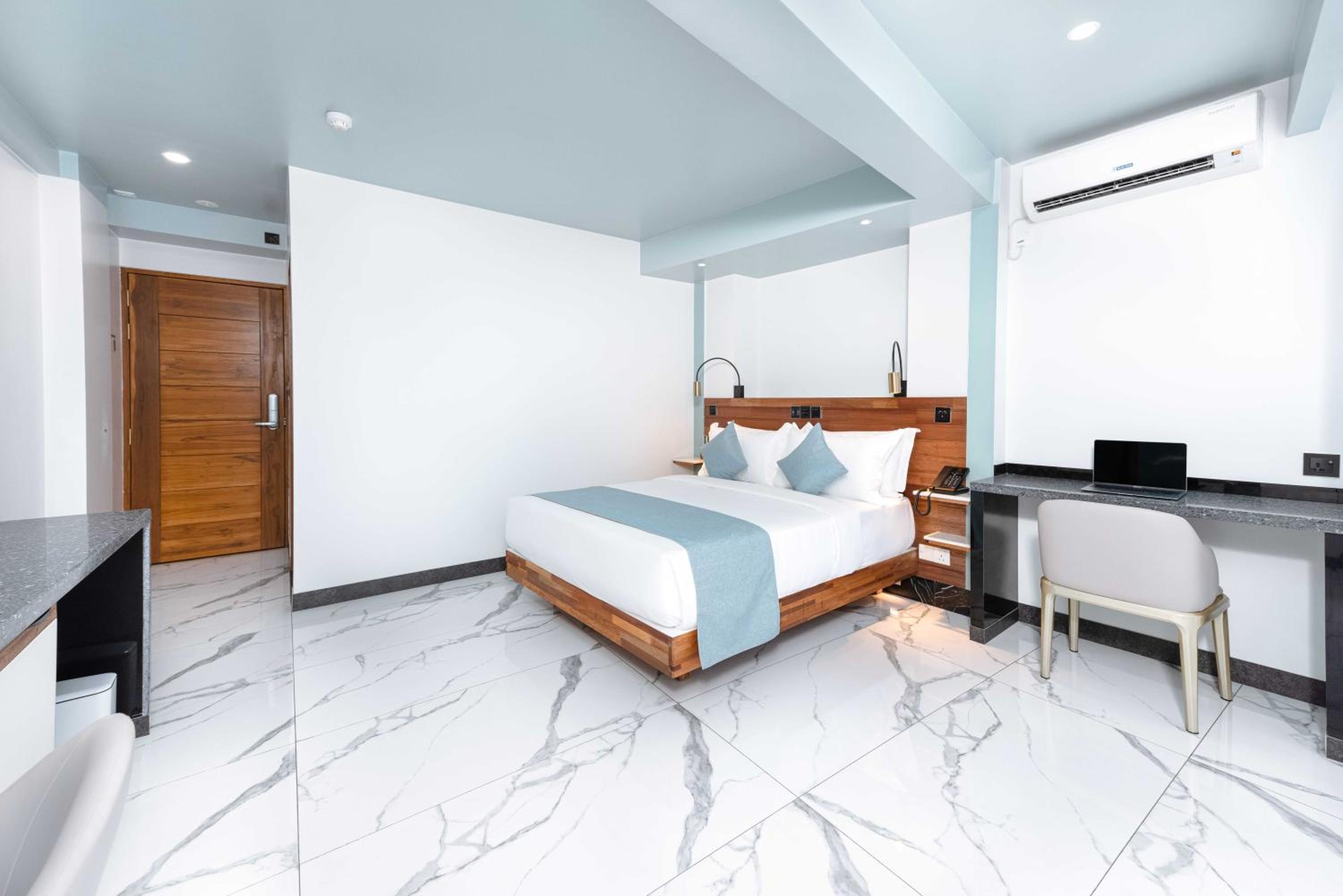 Deluxe Double Room with Partial Sea View (Free Return Airport Transport) photo 3