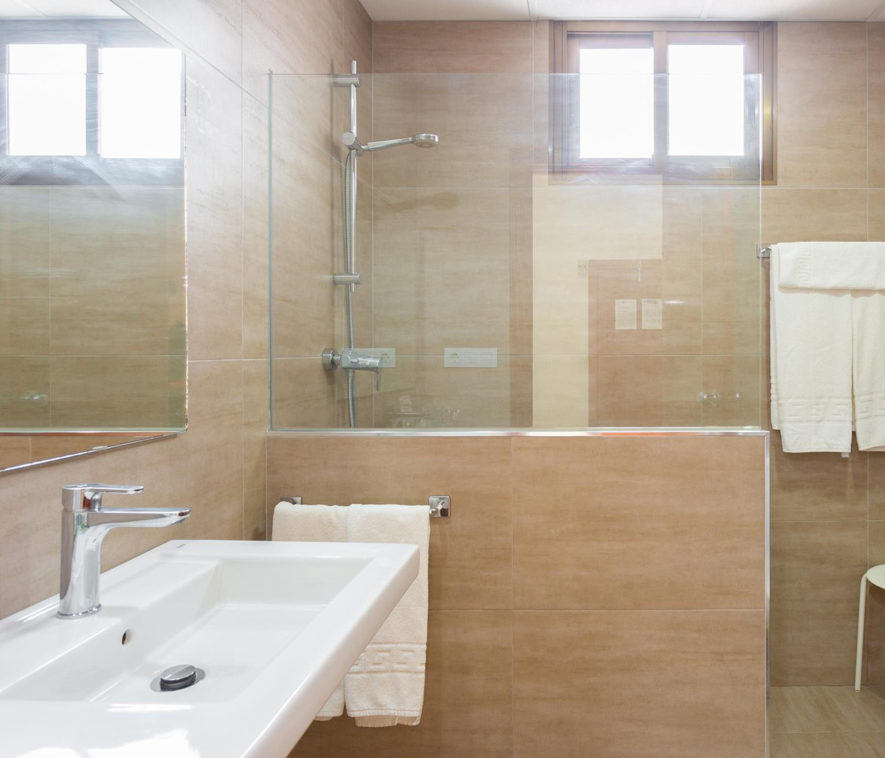 Double or Twin Room - Photo 6
