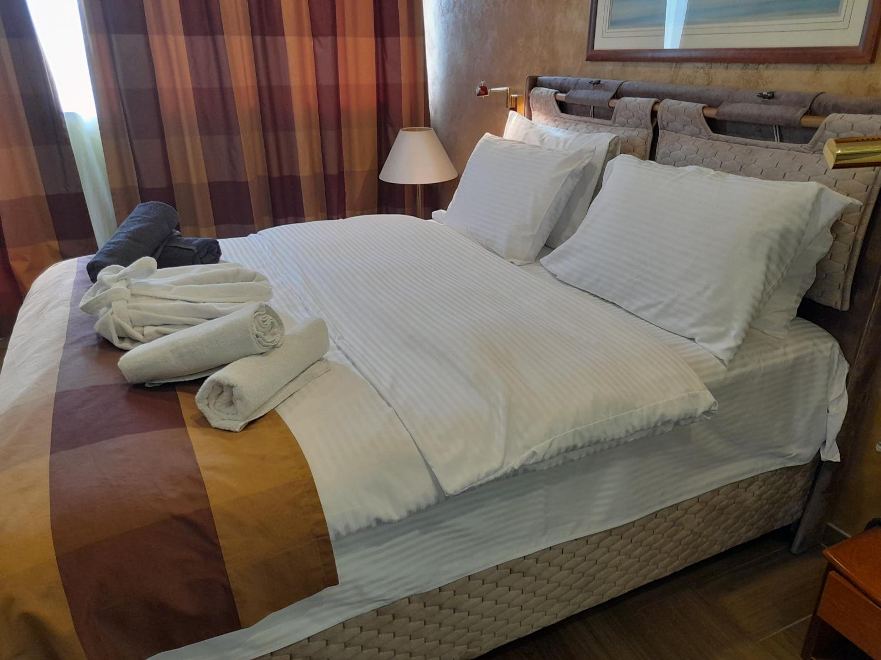 Superior Double Room with Bath, Balcony and City View  - Photo 5