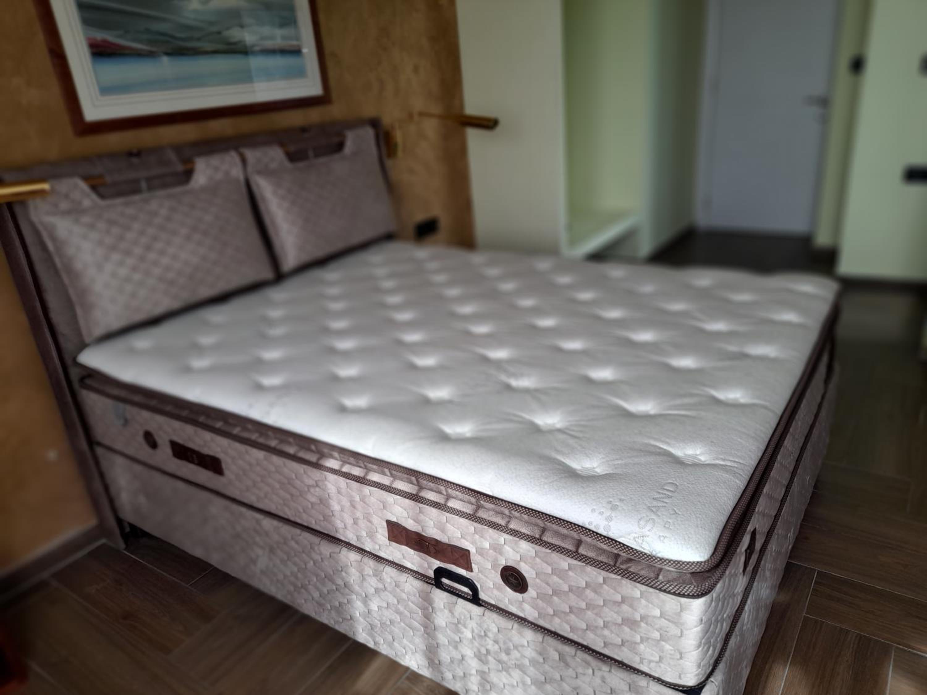 Superior Double Room with Bath, Balcony and City View  - Photo 4