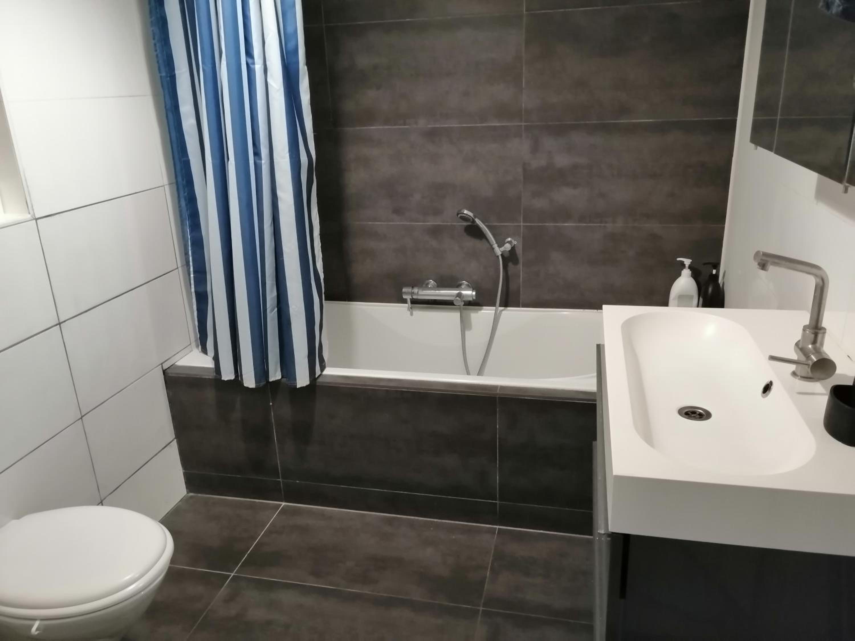 Quadruple Room with Private Bathroom photo 3