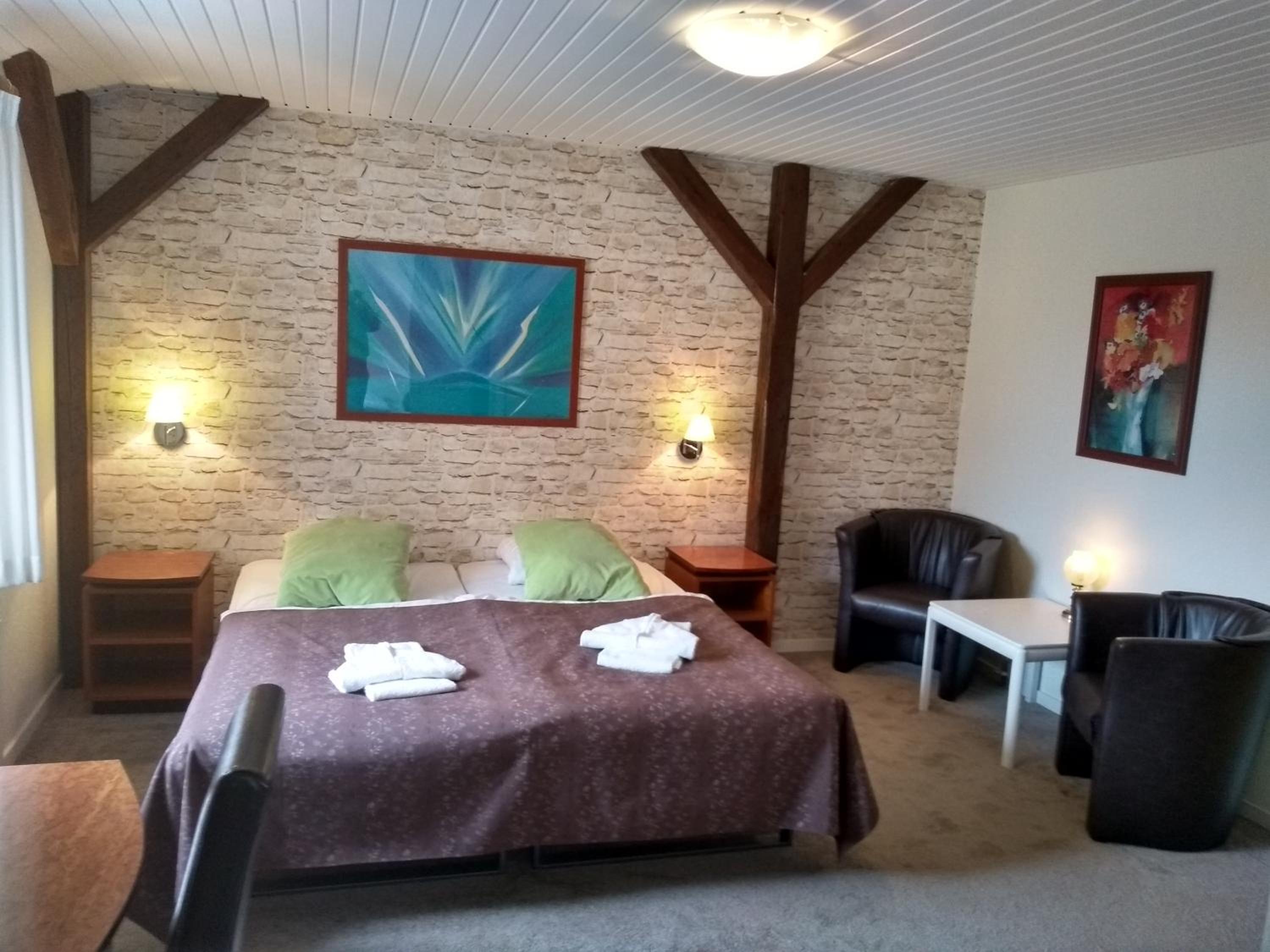 Double or Twin Room - Photo 8