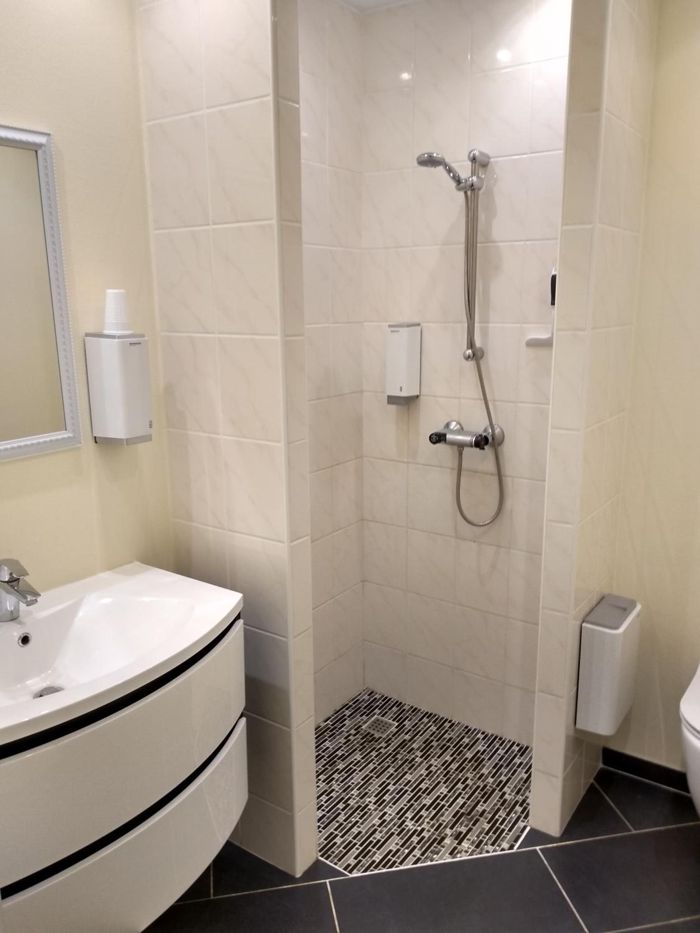 Double or Twin Room - Photo 9