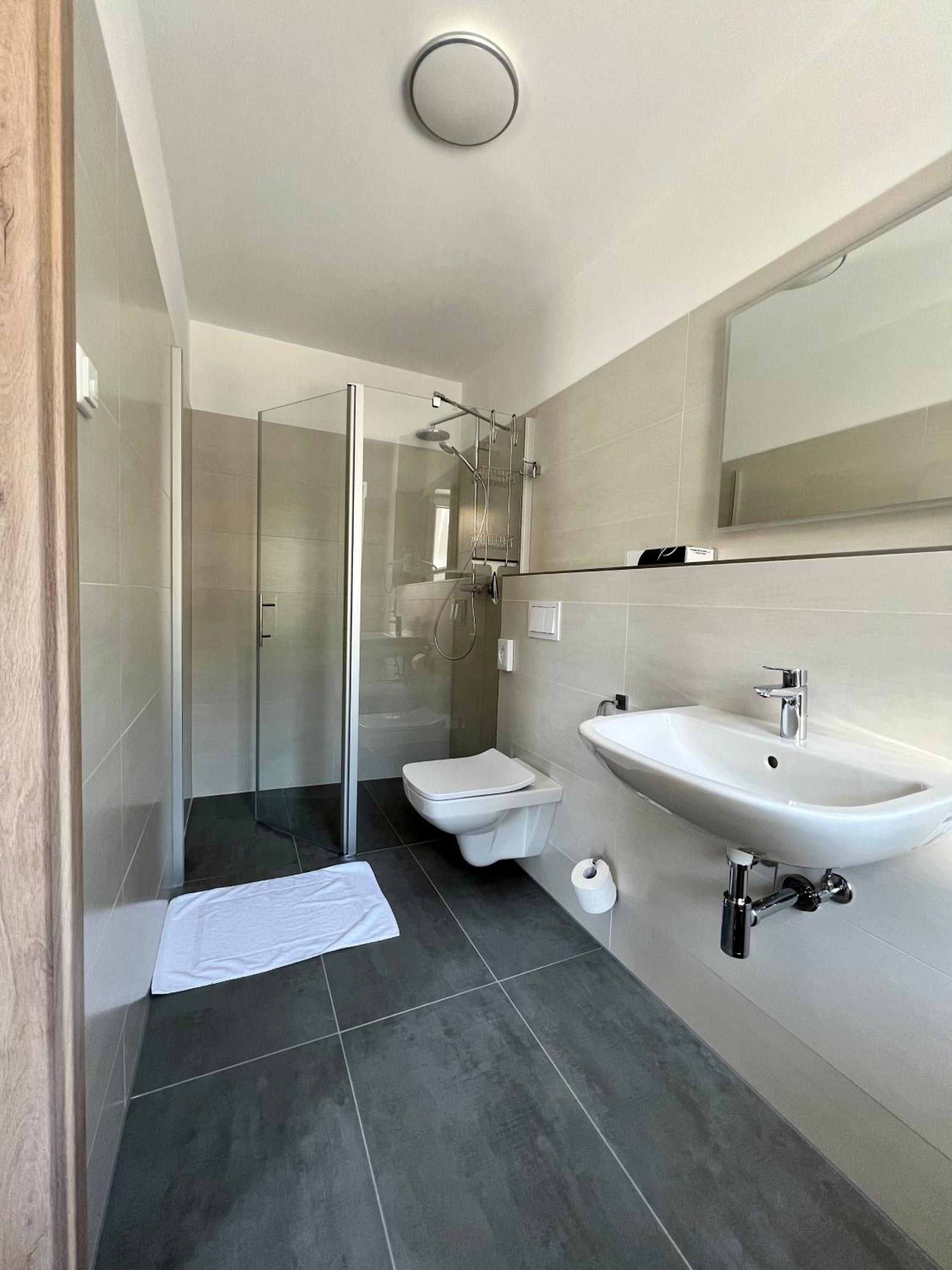 Double Room with Balcony - Photo 9