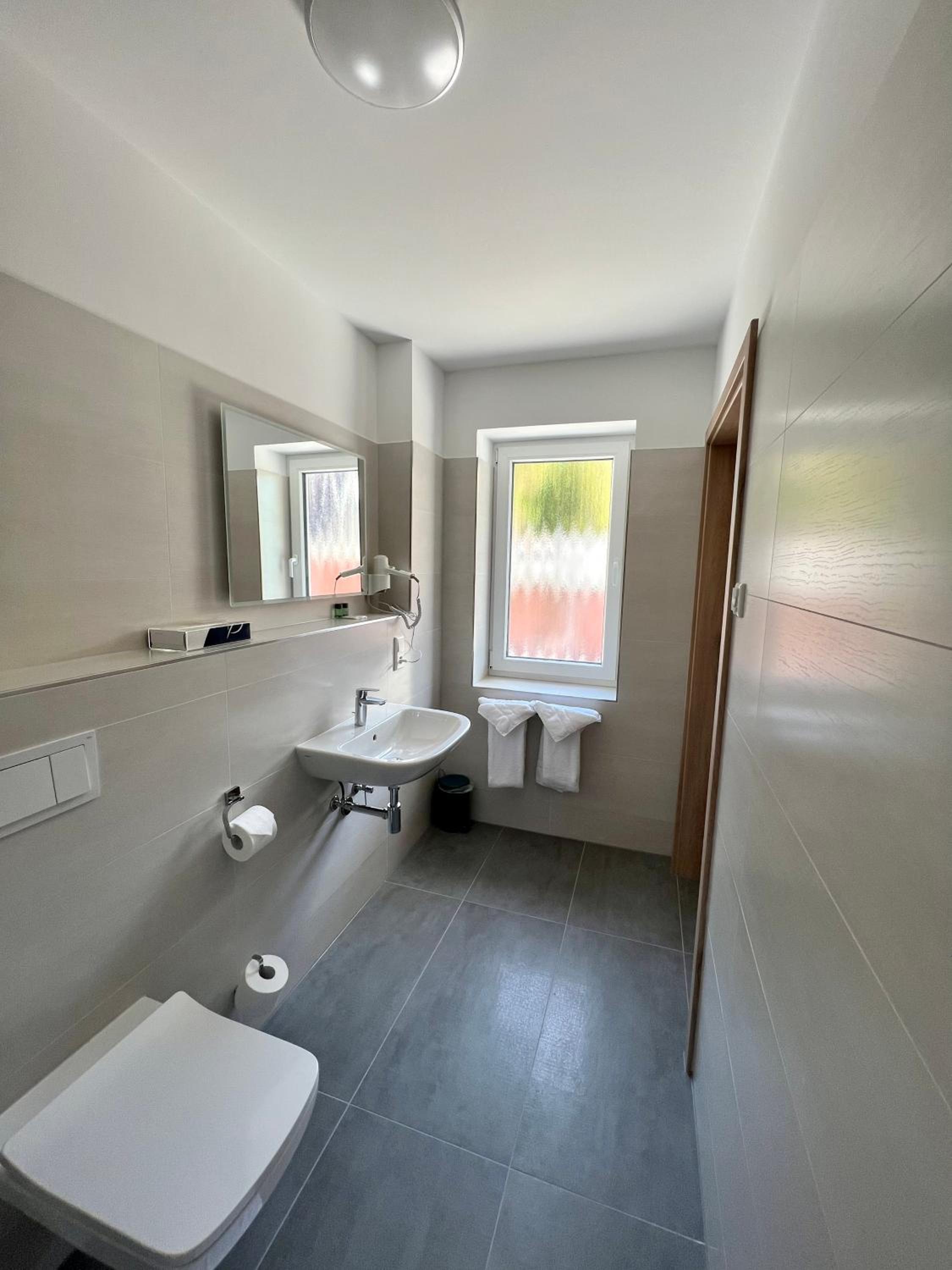 Double Room with Balcony - Photo 7