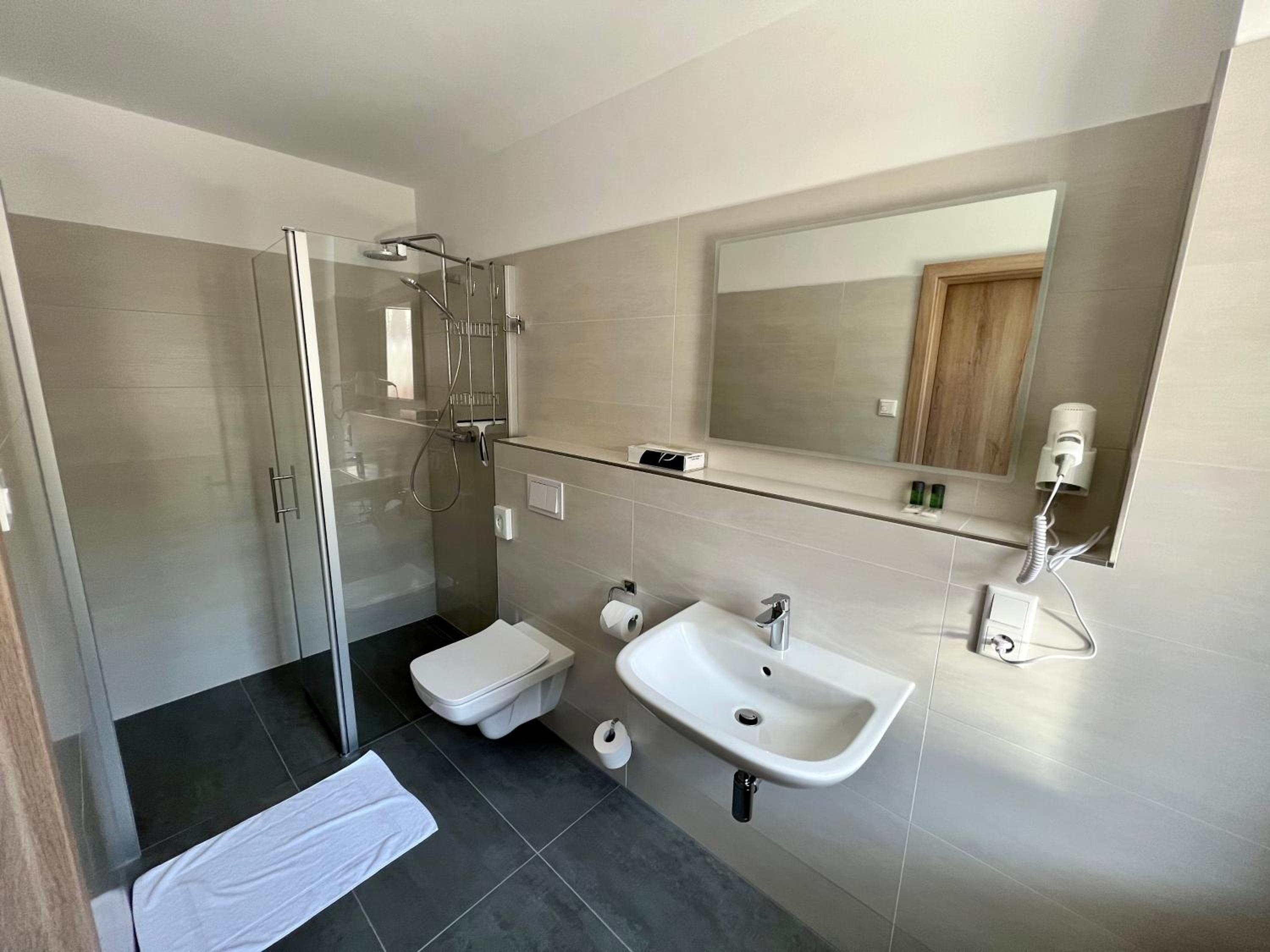 Double Room with Balcony - Photo 8