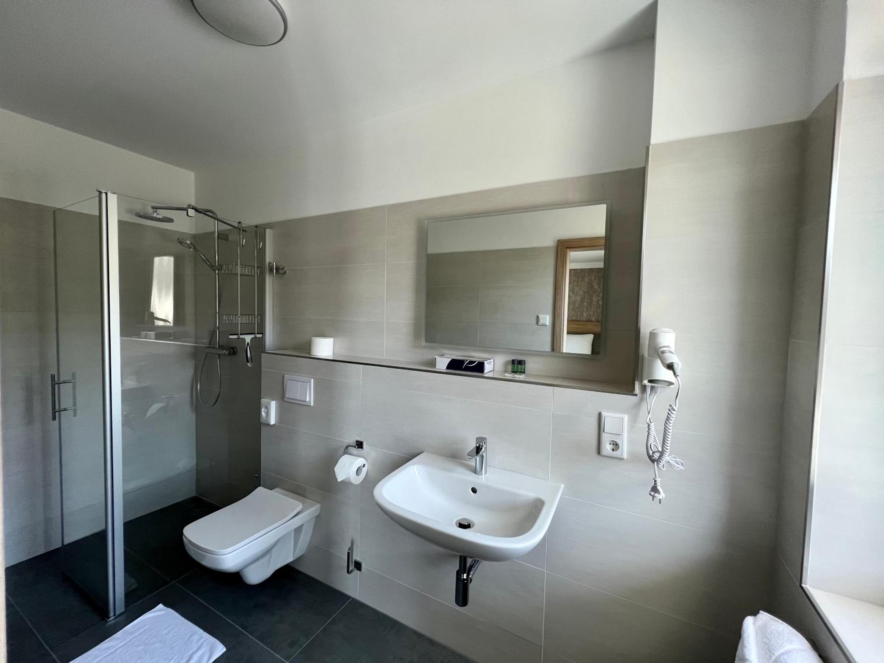 Double Room with Balcony - Photo 6
