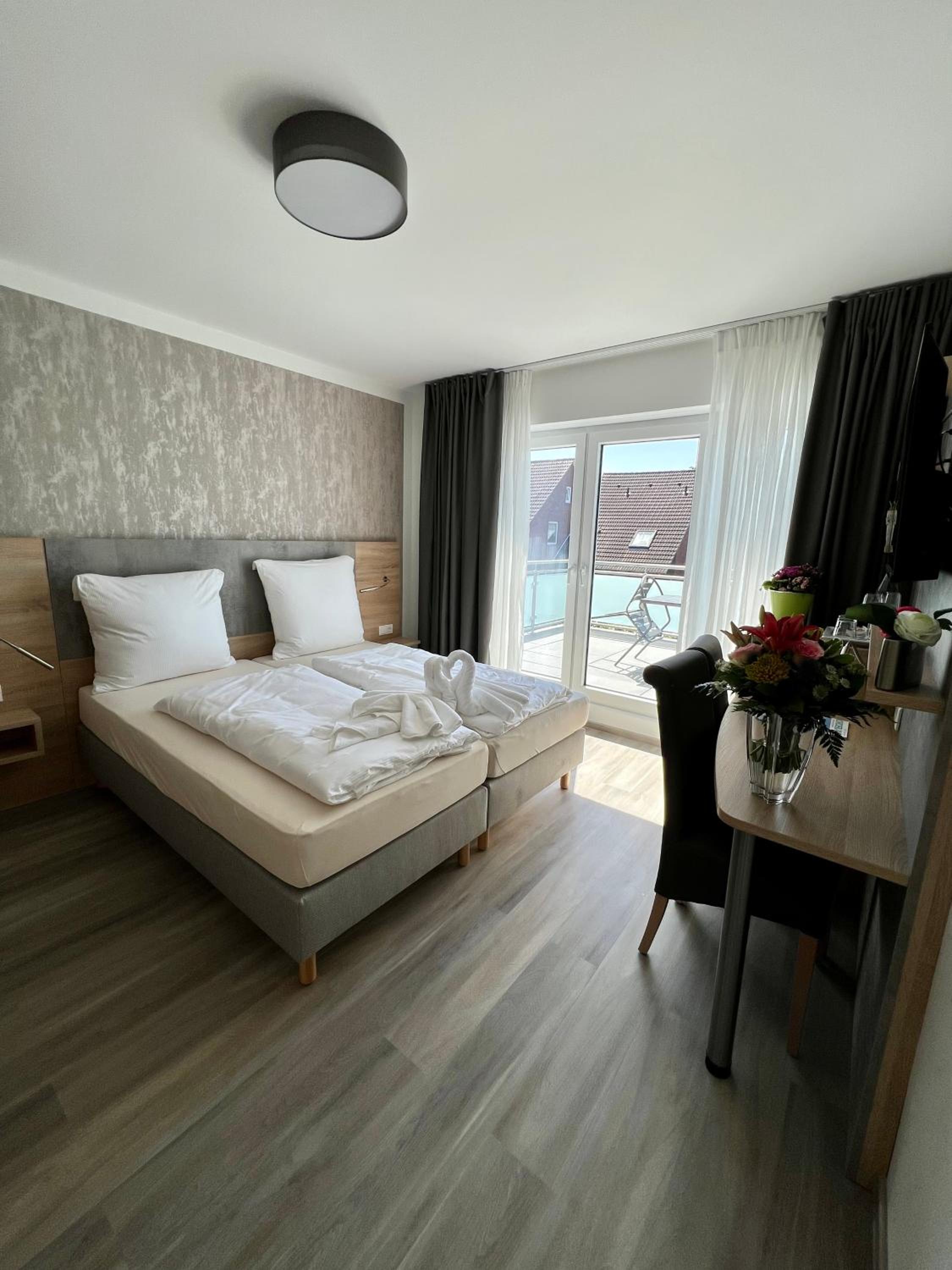 Double Room with Balcony - Photo 1