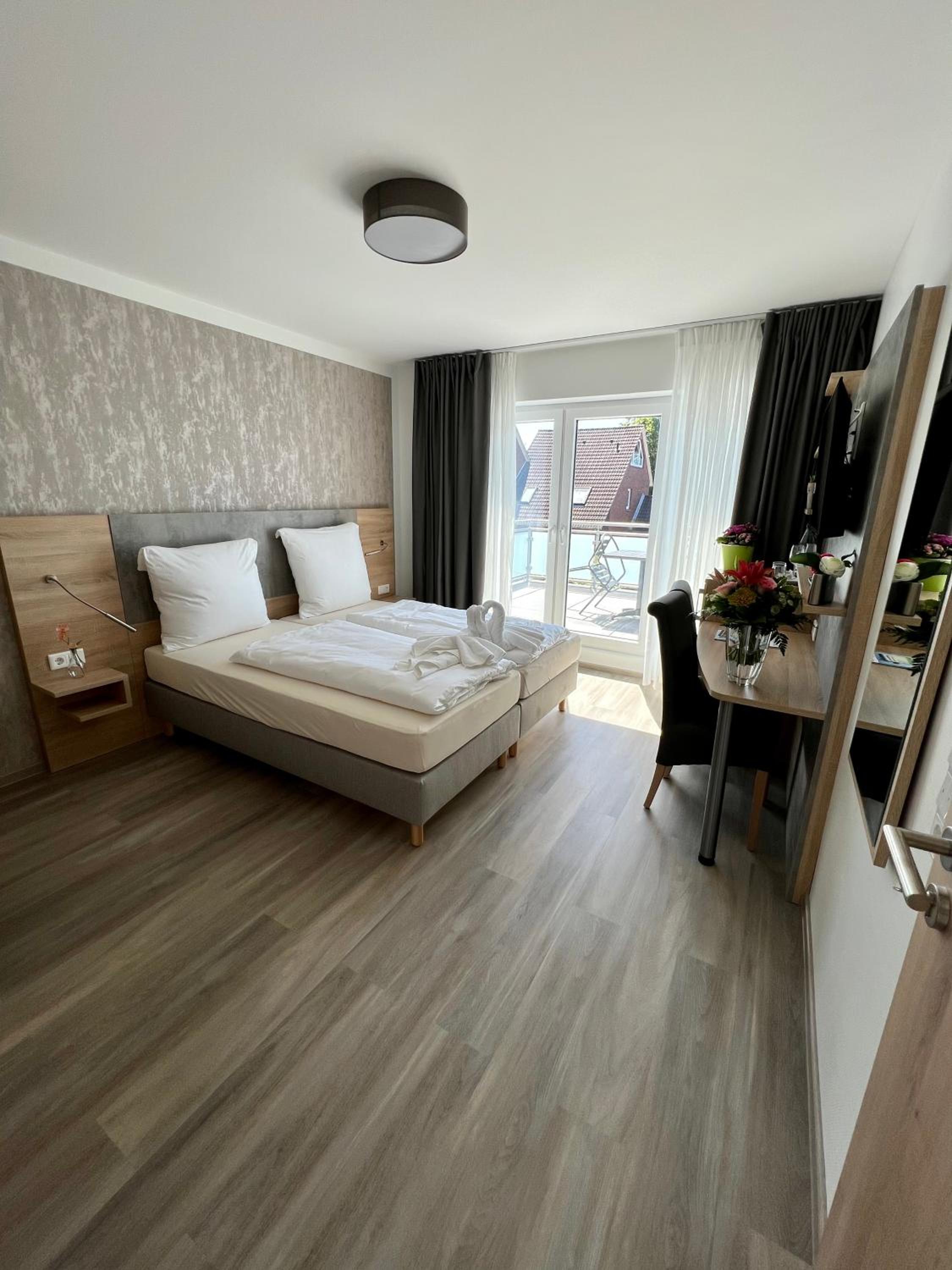 Double Room with Balcony - Photo 13