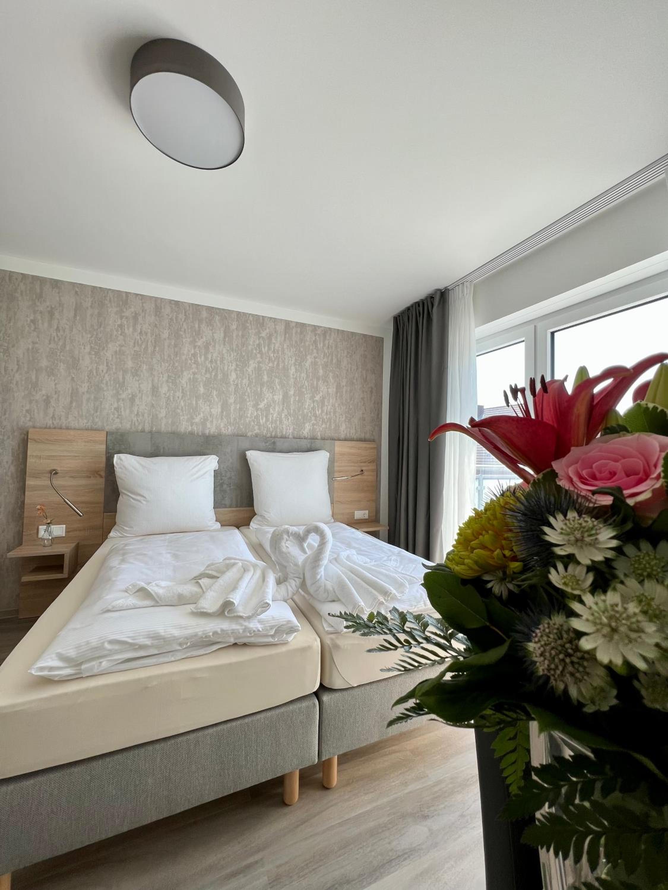 Double Room with Balcony - Photo 12