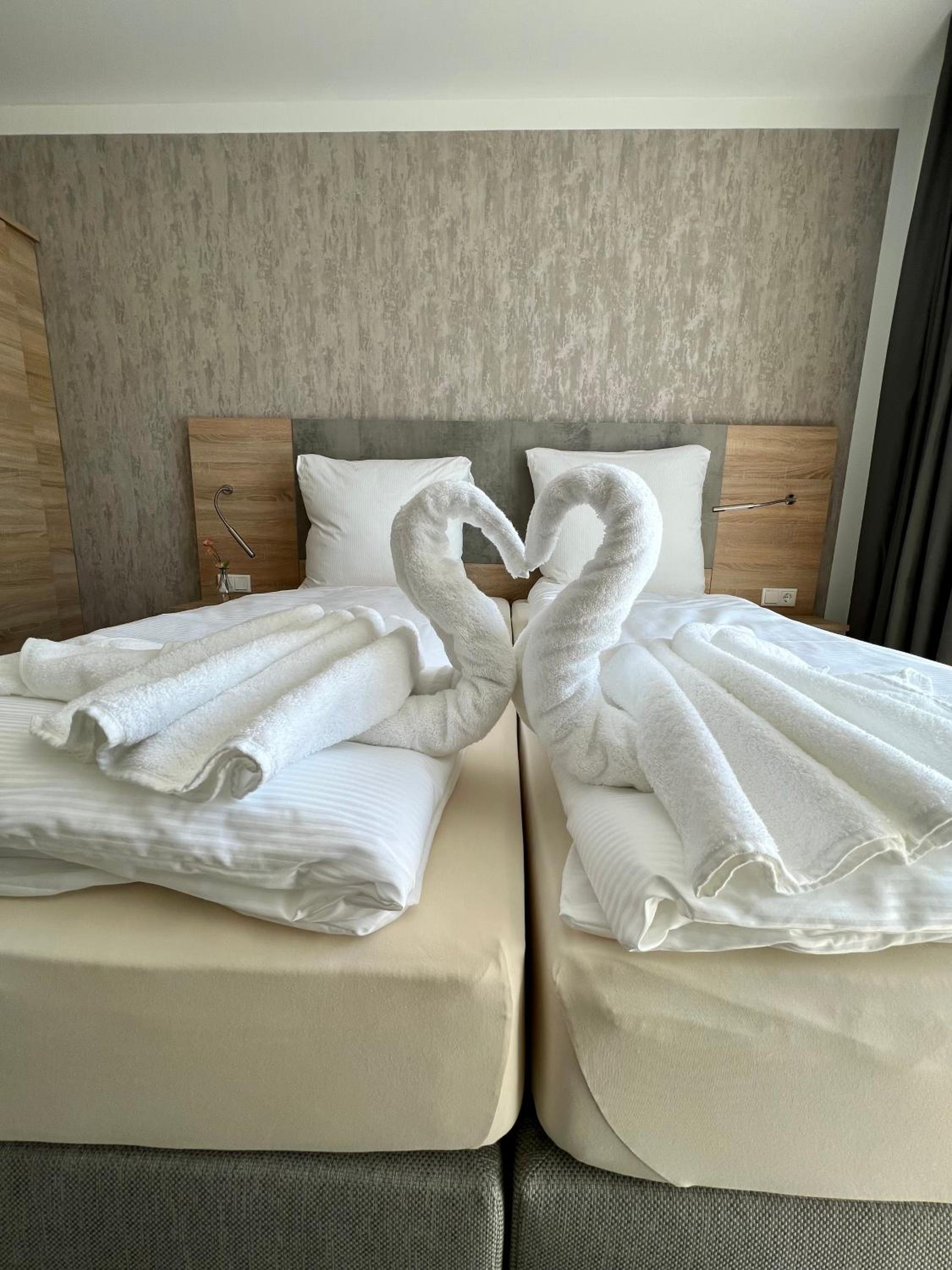 Double Room with Balcony - Photo 11