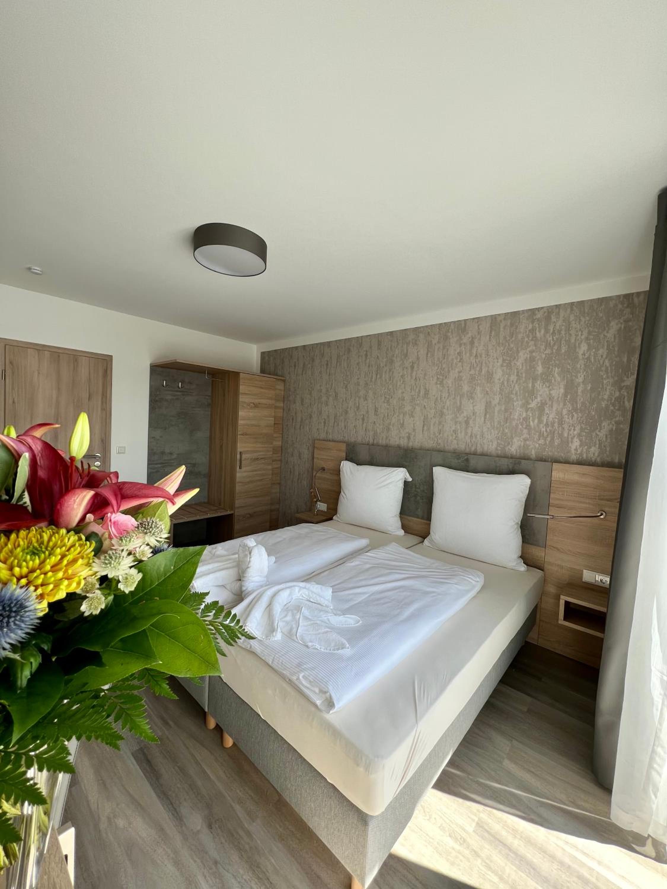 Double Room with Balcony - Photo 10