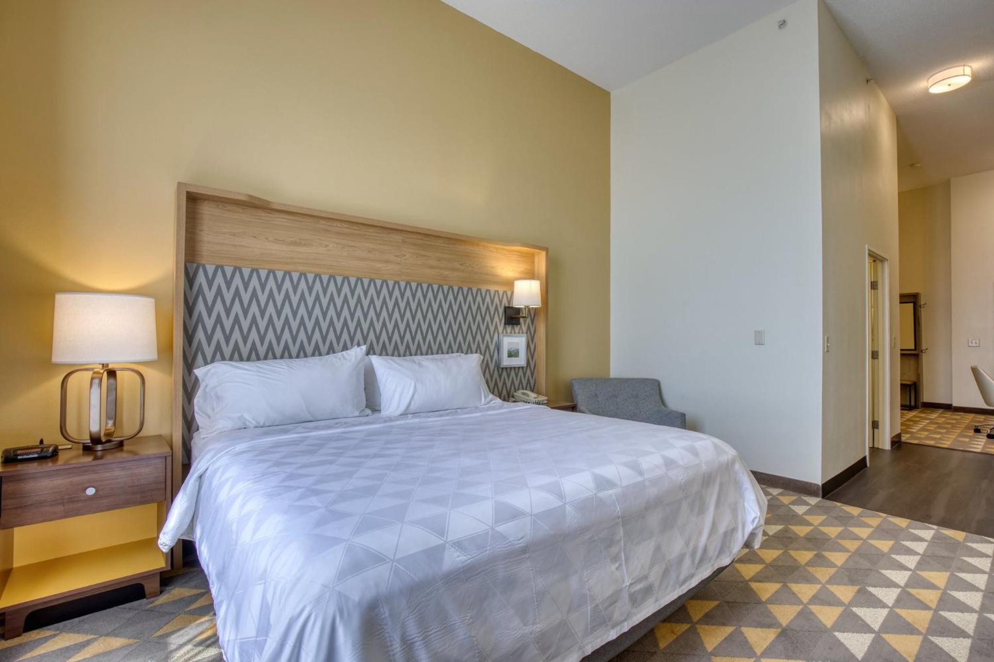 Standard King Room with Sofa Bed - Photo 1