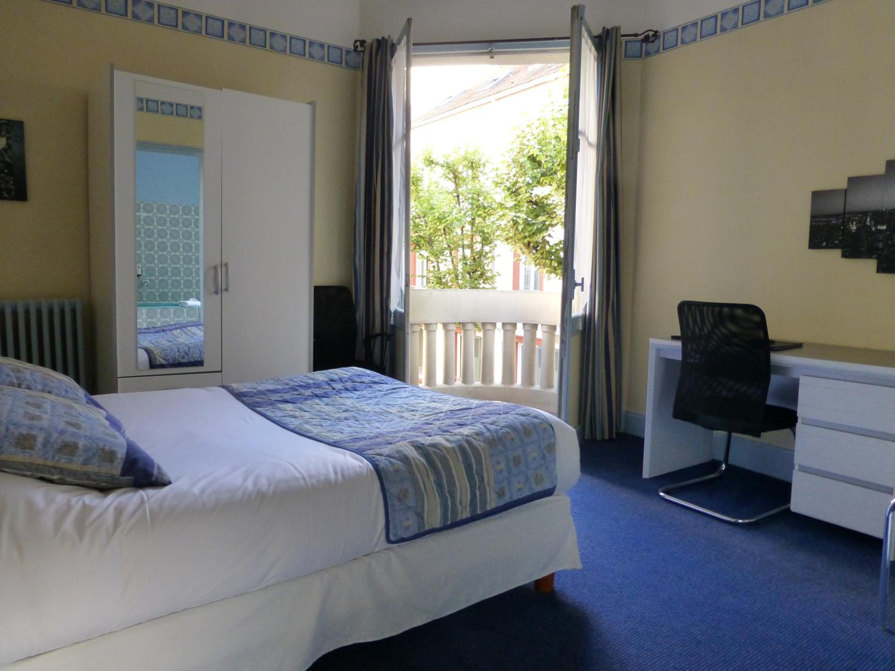 Double Room with Bath - Photo 5