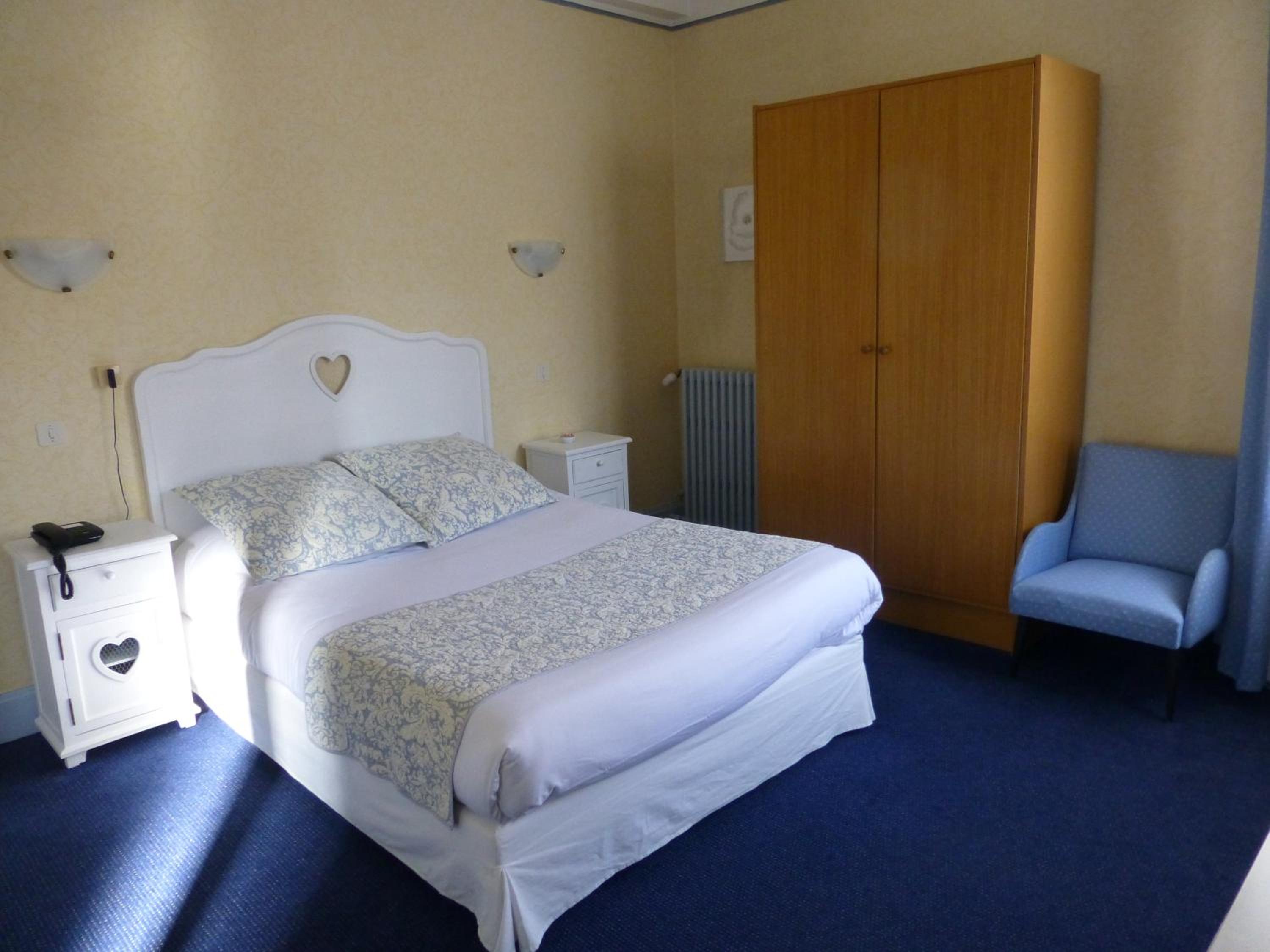 Double Room with Bath - Photo 3