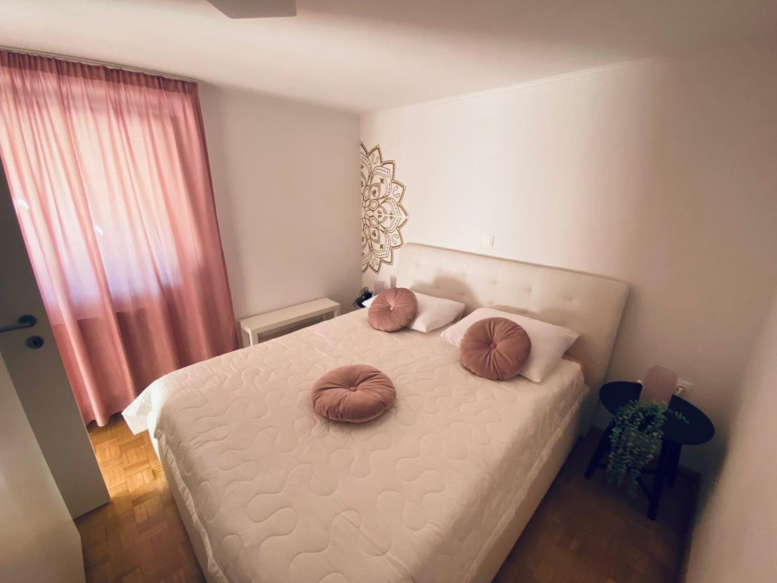 One-Bedroom Apartment - Photo 2