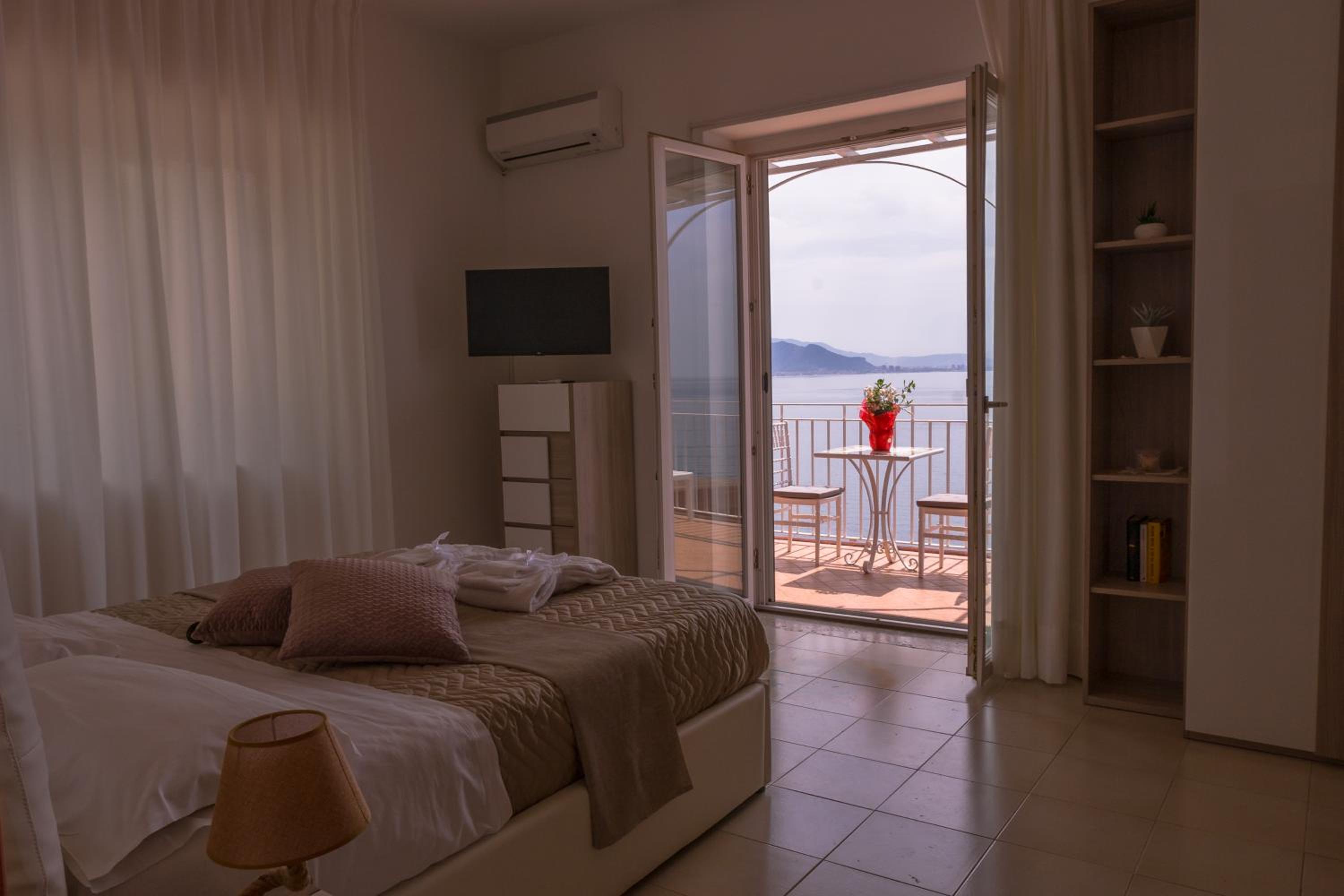 Double or Twin Room with Sea View photo 1