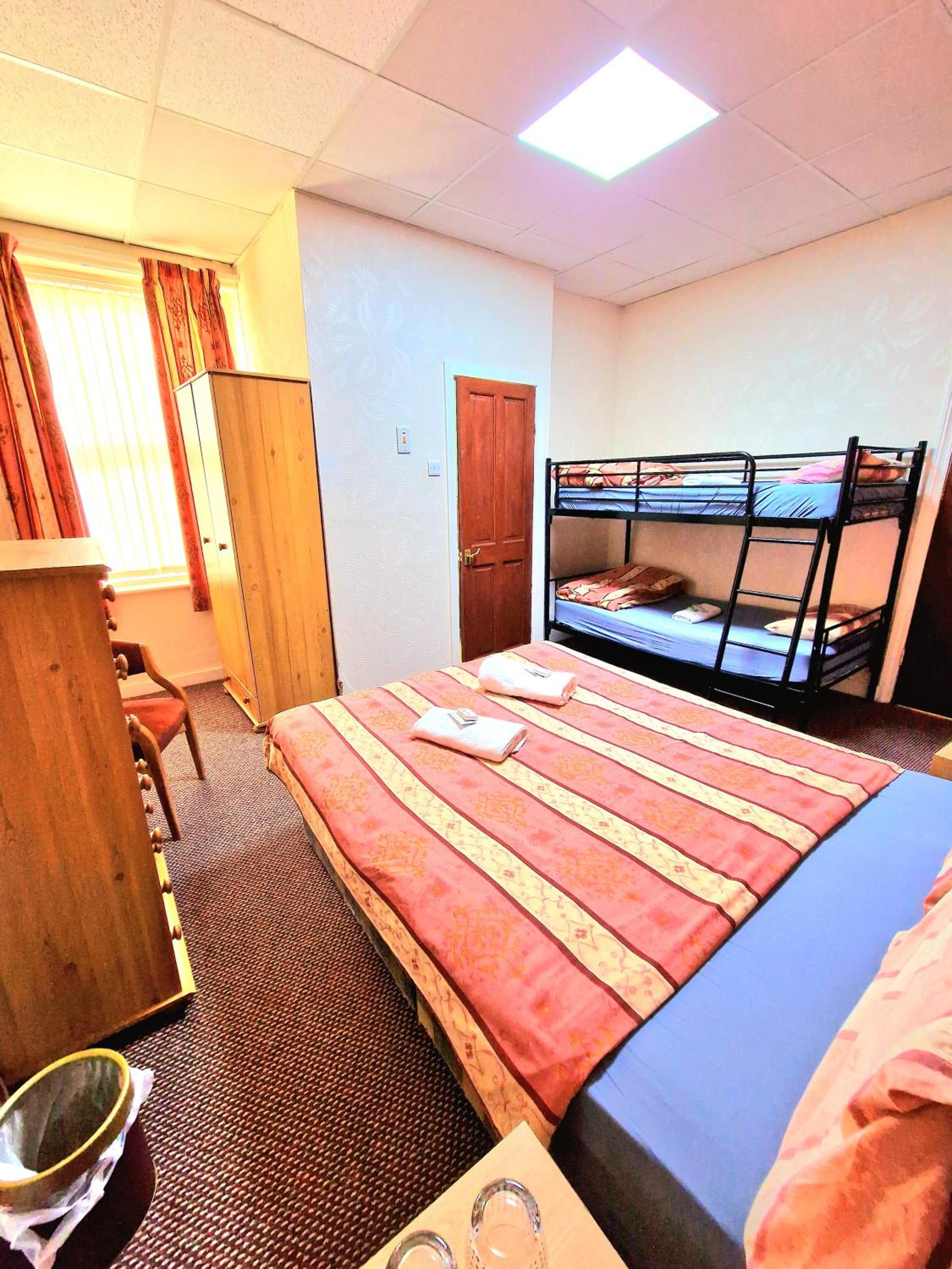 Standard Quadruple Room - Photo 6
