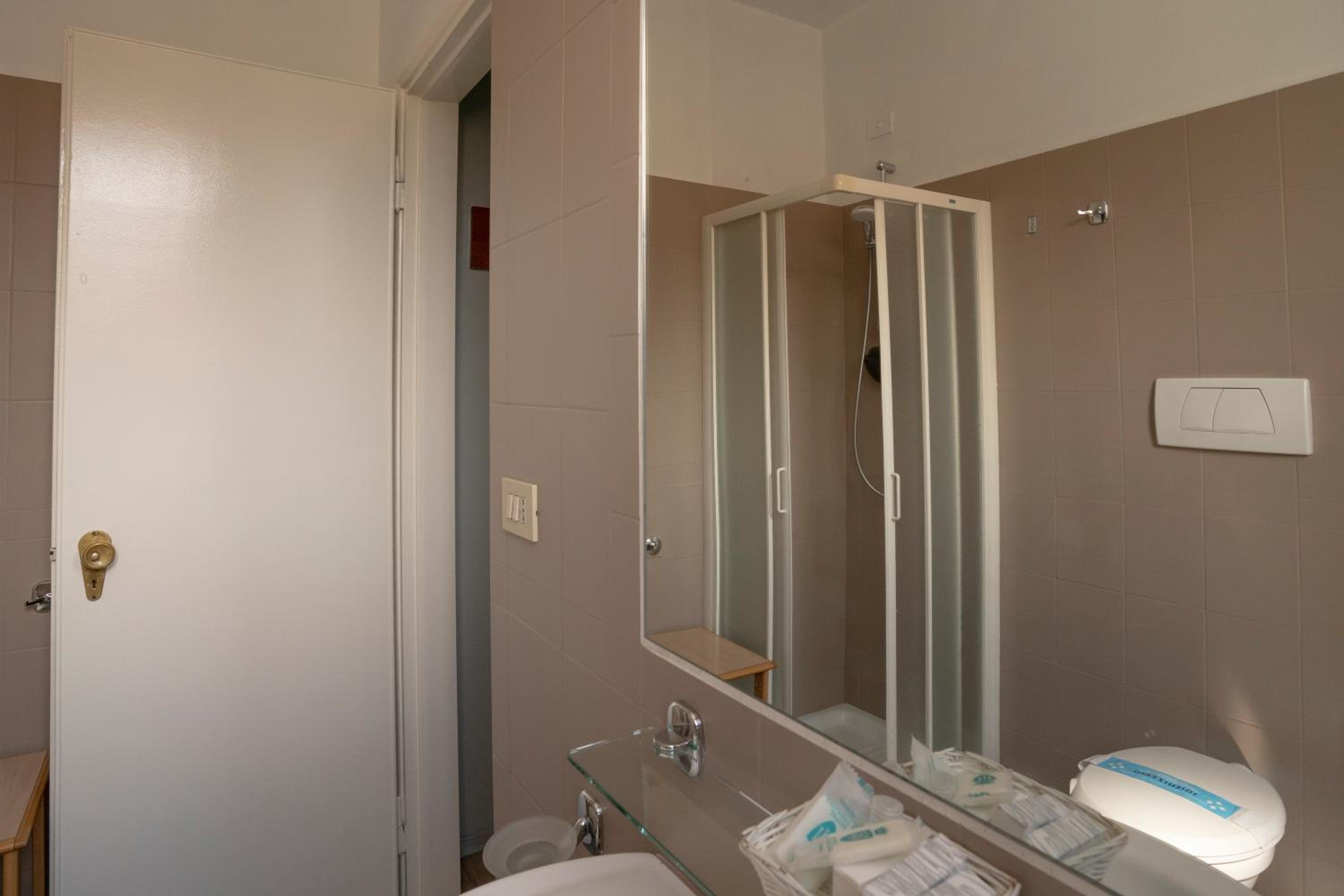 Double Room - Photo 12